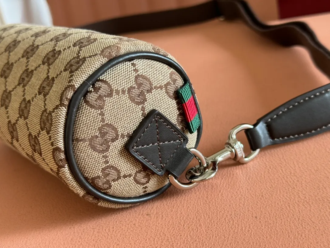 p760. 💋💋💋 Comes with a full set of original counter packaging [New product] GG canvas pays homage to the brand's instantly recognizable GG monogram pattern, which is derived from the initials of the brand's founder, Mr. Guccio Gucci. This everyday tote is embellished with red and green webbing details and trimmed in brown leather, making it an ideal pairing choice. Beige and dark brown GG canvas Dark brown leather trim Red and green web details Nylon and moiré fabric lining Removable and adjustable canvas shoulder strap (57 cm high) Zip closure Ident: 834269. Dimensions: 17.5cm (width) x 8cm (height) x 8cm (depth) Weight: about 260g Color: apricot brown/original leather. Made in Italy