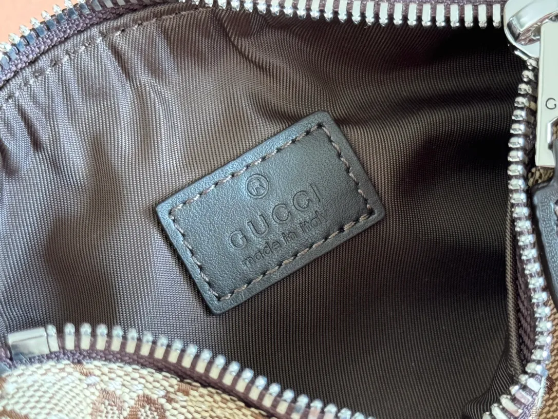 p760. 💋💋💋 Comes with a full set of original counter packaging [New product] GG canvas pays homage to the brand's instantly recognizable GG monogram pattern, which is derived from the initials of the brand's founder, Mr. Guccio Gucci. This everyday tote is embellished with red and green webbing details and trimmed in brown leather, making it an ideal pairing choice. Beige and dark brown GG canvas Dark brown leather trim Red and green web details Nylon and moiré fabric lining Removable and adjustable canvas shoulder strap (57 cm high) Zip closure Ident: 834269. Dimensions: 17.5cm (width) x 8cm (height) x 8cm (depth) Weight: about 260g Color: apricot brown/original leather. Made in Italy