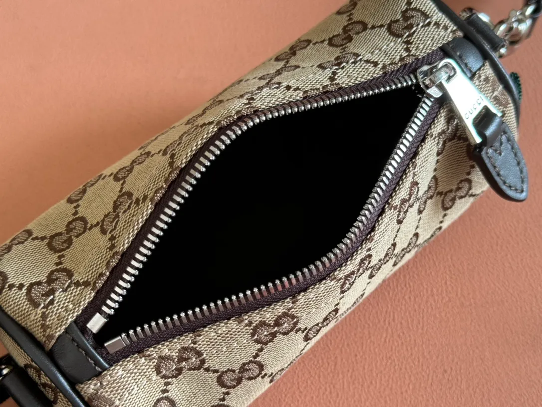 p760. 💋💋💋 Comes with a full set of original counter packaging [New product] GG canvas pays homage to the brand's instantly recognizable GG monogram pattern, which is derived from the initials of the brand's founder, Mr. Guccio Gucci. This everyday tote is embellished with red and green webbing details and trimmed in brown leather, making it an ideal pairing choice. Beige and dark brown GG canvas Dark brown leather trim Red and green web details Nylon and moiré fabric lining Removable and adjustable canvas shoulder strap (57 cm high) Zip closure Ident: 834269. Dimensions: 17.5cm (width) x 8cm (height) x 8cm (depth) Weight: about 260g Color: apricot brown/original leather. Made in Italy