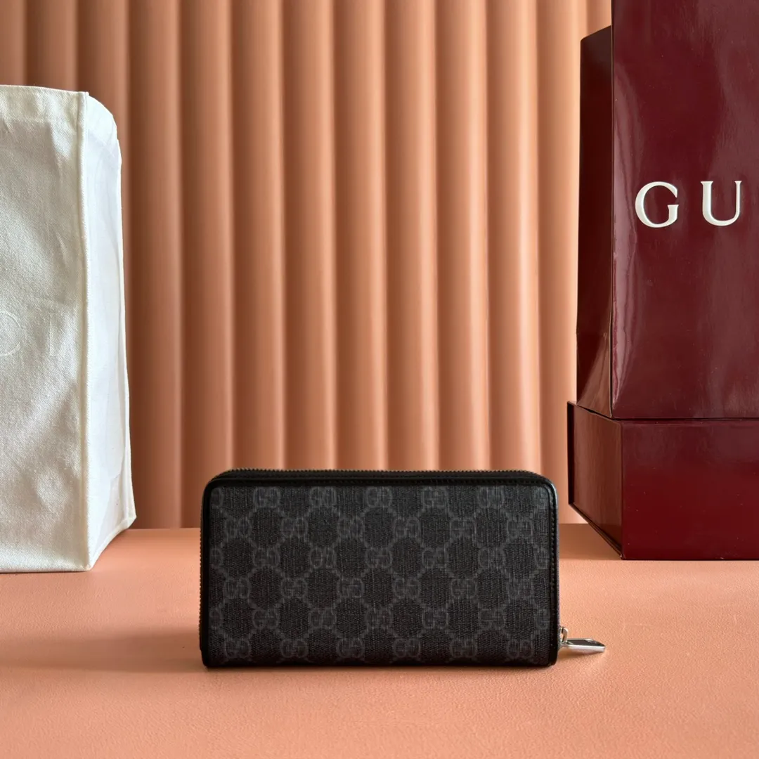 p460. 📣📣📣[Original leather accessories🌈Complete counter packaging]🔥🔥This simple and slender wallet is made of black GG Supreme canvas, decorated with tonal leather piping and an interlocking double G logo, highlighting the charm of a classic design. Black GG Supreme canvas, environmentally friendly material. Black leather trim. Viscose lining. Oval leather interlocking G plaque. Eight card compartments, two bill compartments. Size: 19*10.5*2cm Color: black/pvc. Model: 673003.