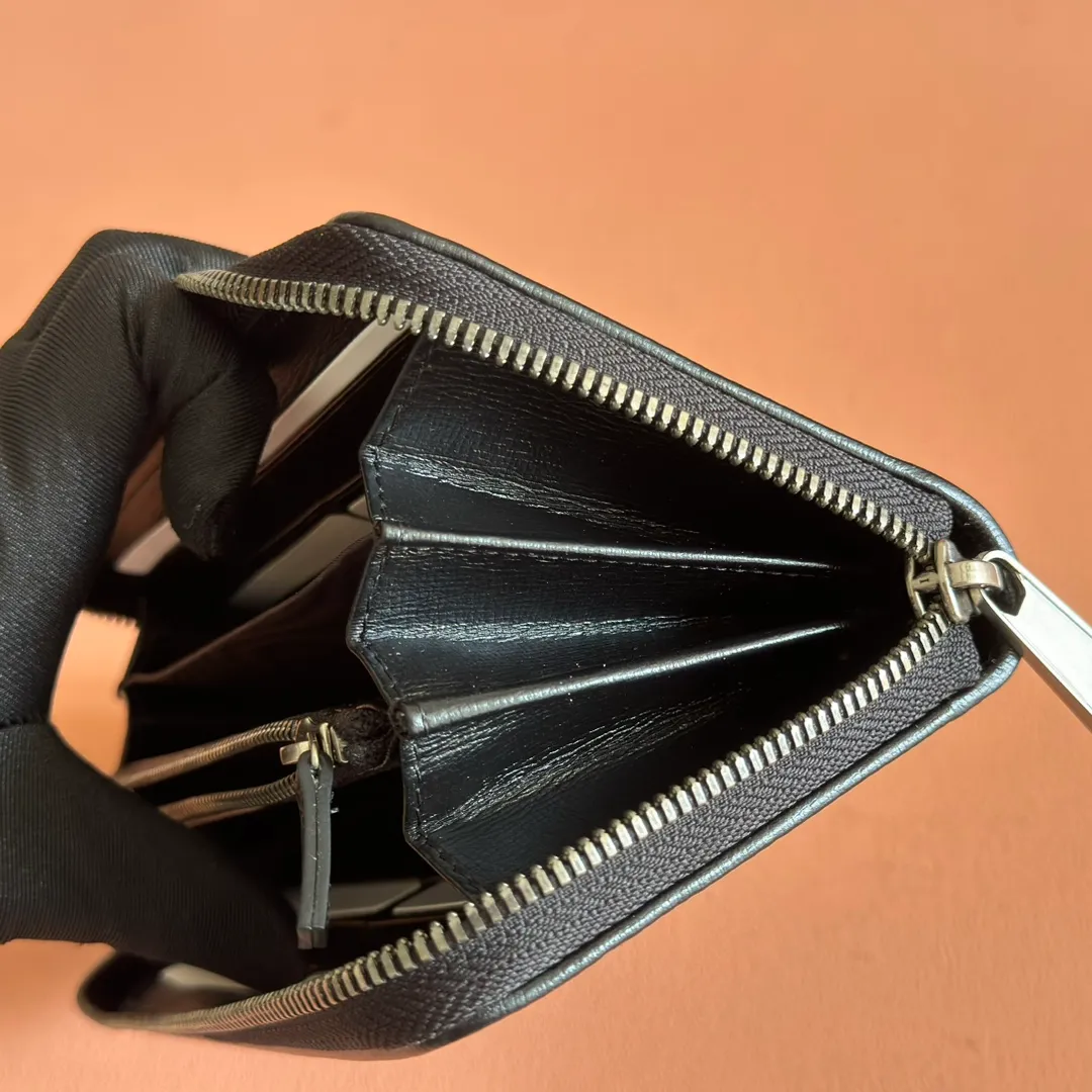 p460. 📣📣📣[Original leather accessories🌈Complete counter packaging]🔥🔥This simple and slender wallet is made of black GG Supreme canvas, decorated with tonal leather piping and an interlocking double G logo, highlighting the charm of a classic design. Black GG Supreme canvas, environmentally friendly material. Black leather trim. Viscose lining. Oval leather interlocking G plaque. Eight card compartments, two bill compartments. Size: 19*10.5*2cm Color: black/pvc. Model: 673003.
