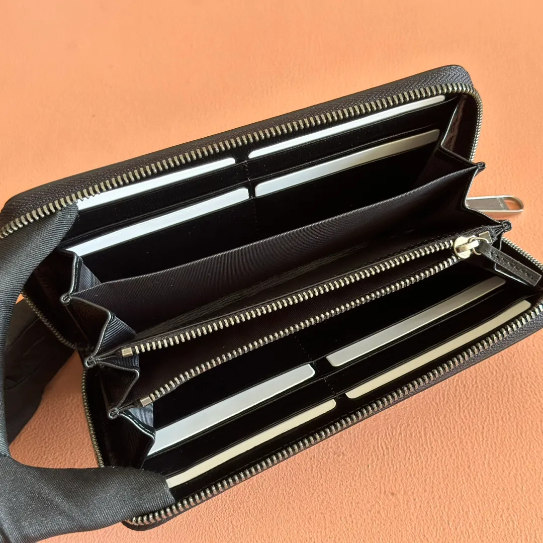 p460. 📣📣📣[Original leather accessories🌈Complete counter packaging]🔥🔥This simple and slender wallet is made of black GG Supreme canvas, decorated with tonal leather piping and an interlocking double G logo, highlighting the charm of a classic design. Black GG Supreme canvas, environmentally friendly material. Black leather trim. Viscose lining. Oval leather interlocking G plaque. Eight card compartments, two bill compartments. Size: 19*10.5*2cm Color: black/pvc. Model: 673003.
