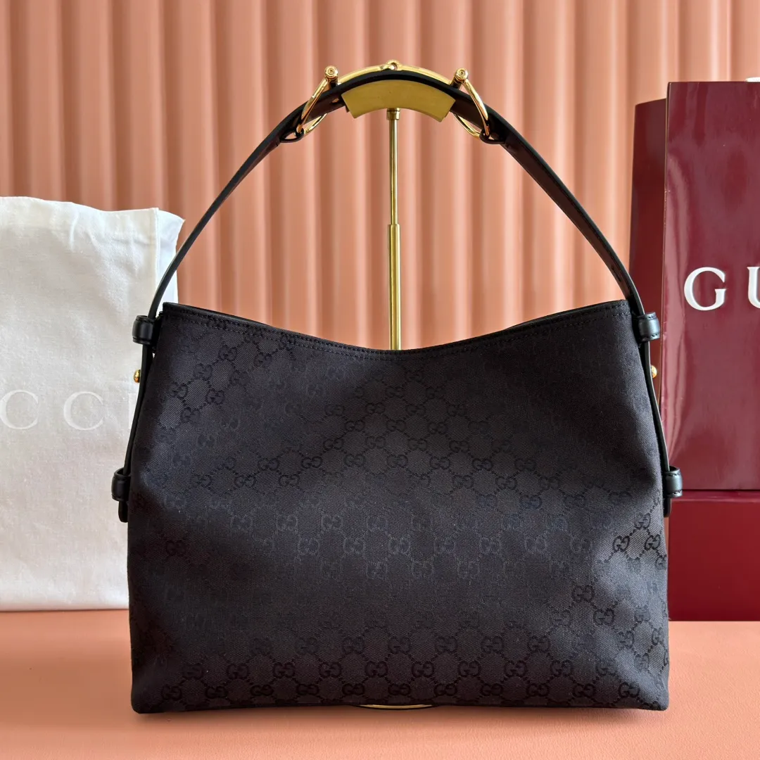 p1240. 💋💋💋【With full set of original counter packaging】2025 autumn and winter series, Gucci Beatrix series handbags adopt a casual silhouette, and the shoulder straps are decorated with iconic horsebit details to further enhance the fashion sense. Gold-toned accessories add to the sophisticated elegance of the design, and an interior zippered pocket keeps your belongings securely stored. Combining elegance and functionality, it easily accommodates daily essentials. Black soft glossy calfskin. Gold-tone hardware. Black cotton and linen blend lining. Horsebit detail on shoulder strap. Interior: Zip pocket. Shoulder strap: 21 cm high; 85 cm long. Ident: 850926. Dimensions: 35cm (width) x 27.5cm (height) x 11cm (depth) Weight: approx. 0.7kg Color: gram cloth. Made in Italy