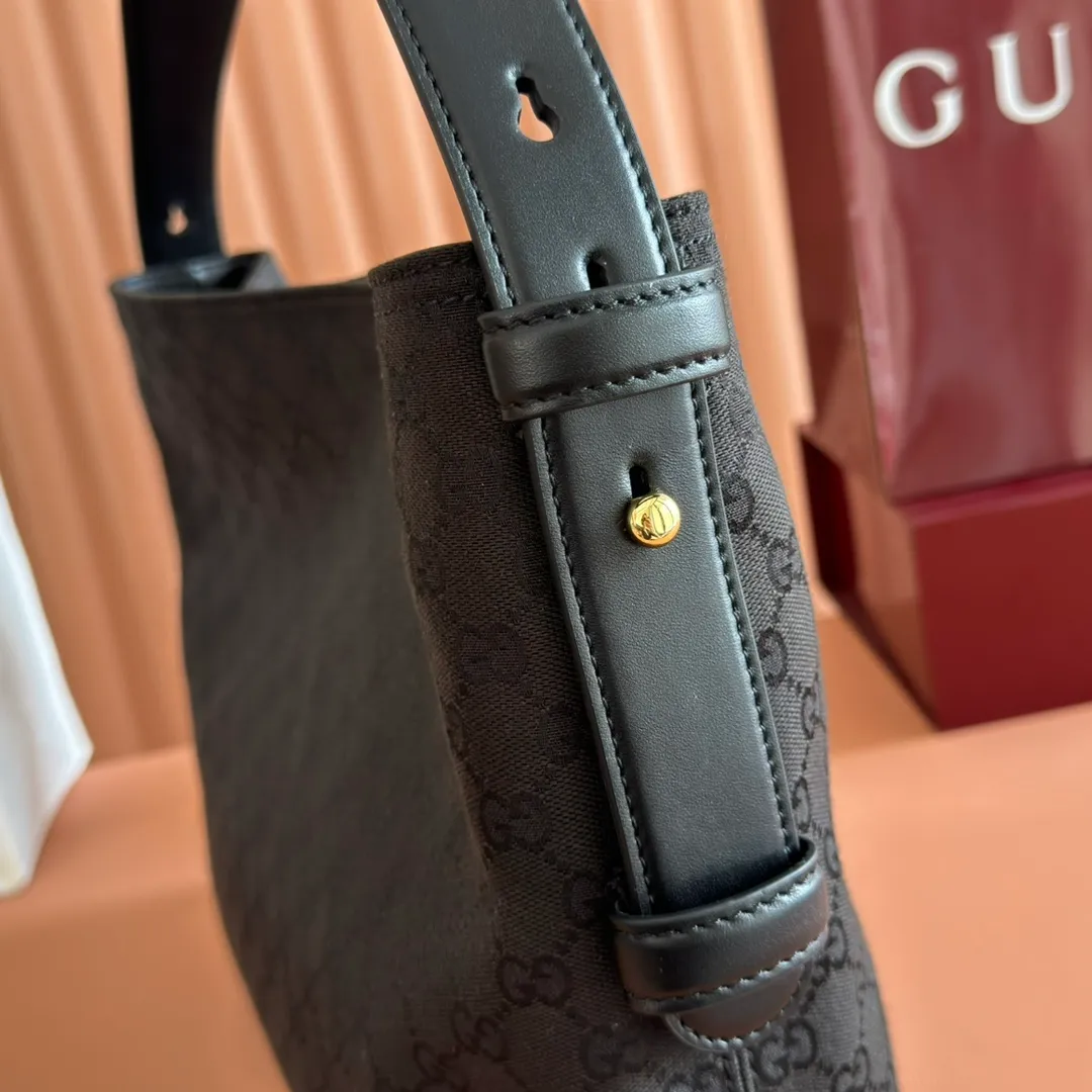 p1240. 💋💋💋【With full set of original counter packaging】2025 autumn and winter series, Gucci Beatrix series handbags adopt a casual silhouette, and the shoulder straps are decorated with iconic horsebit details to further enhance the fashion sense. Gold-toned accessories add to the sophisticated elegance of the design, and an interior zippered pocket keeps your belongings securely stored. Combining elegance and functionality, it easily accommodates daily essentials. Black soft glossy calfskin. Gold-tone hardware. Black cotton and linen blend lining. Horsebit detail on shoulder strap. Interior: Zip pocket. Shoulder strap: 21 cm high; 85 cm long. Ident: 850926. Dimensions: 35cm (width) x 27.5cm (height) x 11cm (depth) Weight: approx. 0.7kg Color: gram cloth. Made in Italy