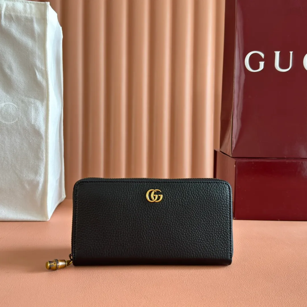 p520. 💋💋💋"With full original packaging" GG Marmont series long clip. This GG Marmont series wallet is made of classic and durable black leather, adding another classic to the "Aria-Fashion Aria" series. The Double G accessory originates from the belt buckle design of the 1970s, and is reinterpreted on this wallet in tone-on-tone resin. The classic design is combined with a monochromatic color scheme to highlight the modern fashion style. Model: 739499. Size: 19.5*11*3cm. Color: black/original leather.
