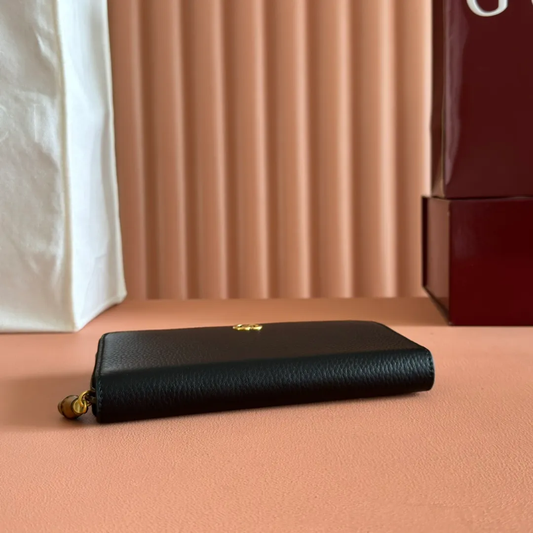 p520. 💋💋💋"With full original packaging" GG Marmont series long clip. This GG Marmont series wallet is made of classic and durable black leather, adding another classic to the "Aria-Fashion Aria" series. The Double G accessory originates from the belt buckle design of the 1970s, and is reinterpreted on this wallet in tone-on-tone resin. The classic design is combined with a monochromatic color scheme to highlight the modern fashion style. Model: 739499. Size: 19.5*11*3cm. Color: black/original leather.