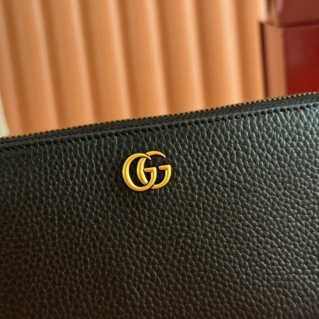 p520. 💋💋💋"With full original packaging" GG Marmont series long clip. This GG Marmont series wallet is made of classic and durable black leather, adding another classic to the "Aria-Fashion Aria" series. The Double G accessory originates from the belt buckle design of the 1970s, and is reinterpreted on this wallet in tone-on-tone resin. The classic design is combined with a monochromatic color scheme to highlight the modern fashion style. Model: 739499. Size: 19.5*11*3cm. Color: black/original leather.