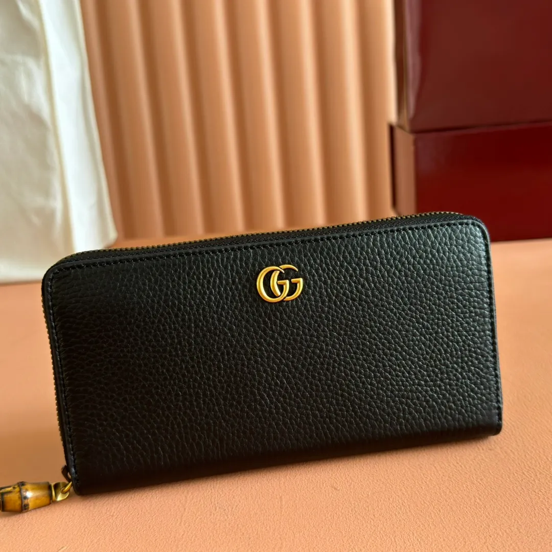 p520. 💋💋💋"With full original packaging" GG Marmont series long clip. This GG Marmont series wallet is made of classic and durable black leather, adding another classic to the "Aria-Fashion Aria" series. The Double G accessory originates from the belt buckle design of the 1970s, and is reinterpreted on this wallet in tone-on-tone resin. The classic design is combined with a monochromatic color scheme to highlight the modern fashion style. Model: 739499. Size: 19.5*11*3cm. Color: black/original leather.