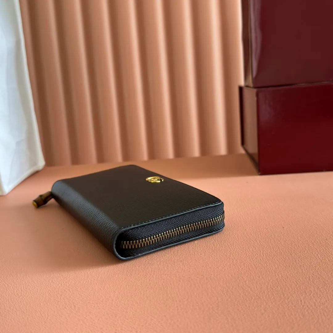 p520. 💋💋💋"With full original packaging" GG Marmont series long clip. This GG Marmont series wallet is made of classic and durable black leather, adding another classic to the "Aria-Fashion Aria" series. The Double G accessory originates from the belt buckle design of the 1970s, and is reinterpreted on this wallet in tone-on-tone resin. The classic design is combined with a monochromatic color scheme to highlight the modern fashion style. Model: 739499. Size: 19.5*11*3cm. Color: black/original leather.