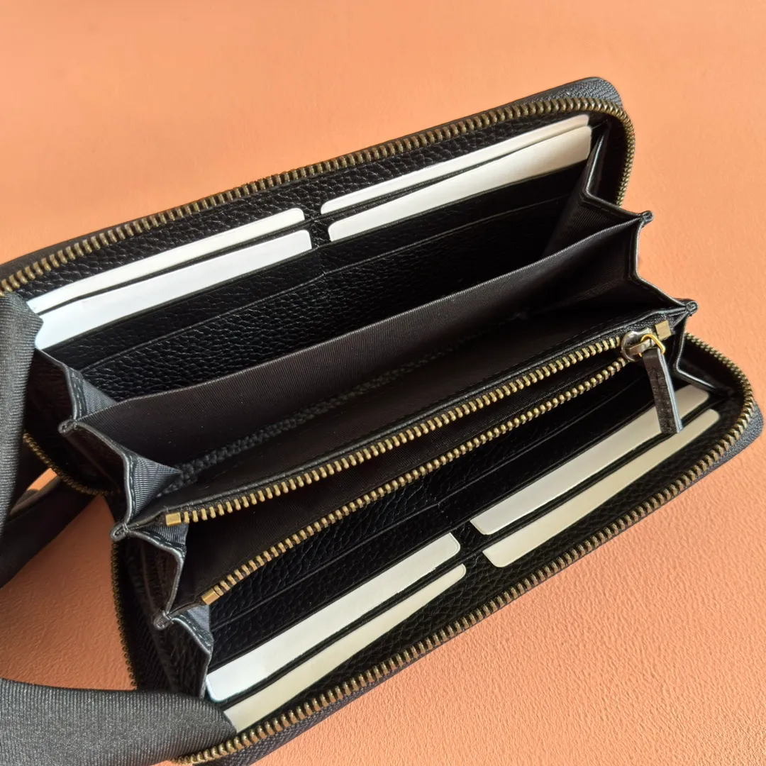p520. 💋💋💋"With full original packaging" GG Marmont series long clip. This GG Marmont series wallet is made of classic and durable black leather, adding another classic to the "Aria-Fashion Aria" series. The Double G accessory originates from the belt buckle design of the 1970s, and is reinterpreted on this wallet in tone-on-tone resin. The classic design is combined with a monochromatic color scheme to highlight the modern fashion style. Model: 739499. Size: 19.5*11*3cm. Color: black/original leather.