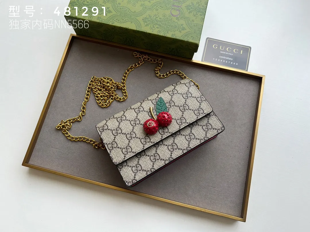 💰230 top original version💎 🇭🇺🇭🇺Gucci Garden souvenir ~ Midsummer [Sun] "Cherry" series new style! 🍒🍒A three-dimensional cherry accessory, inlaid with crystals and standing GG logo🍒🍒Made of imported PVC with top-grade original leather🍒🍒It comes with a Gucci logo keychain, the chain is removable, and can be used as a handbag, suitable for various occasions, the source of sweet fashion. Model: 481291 Cherry Size: 16.5x10x4.5