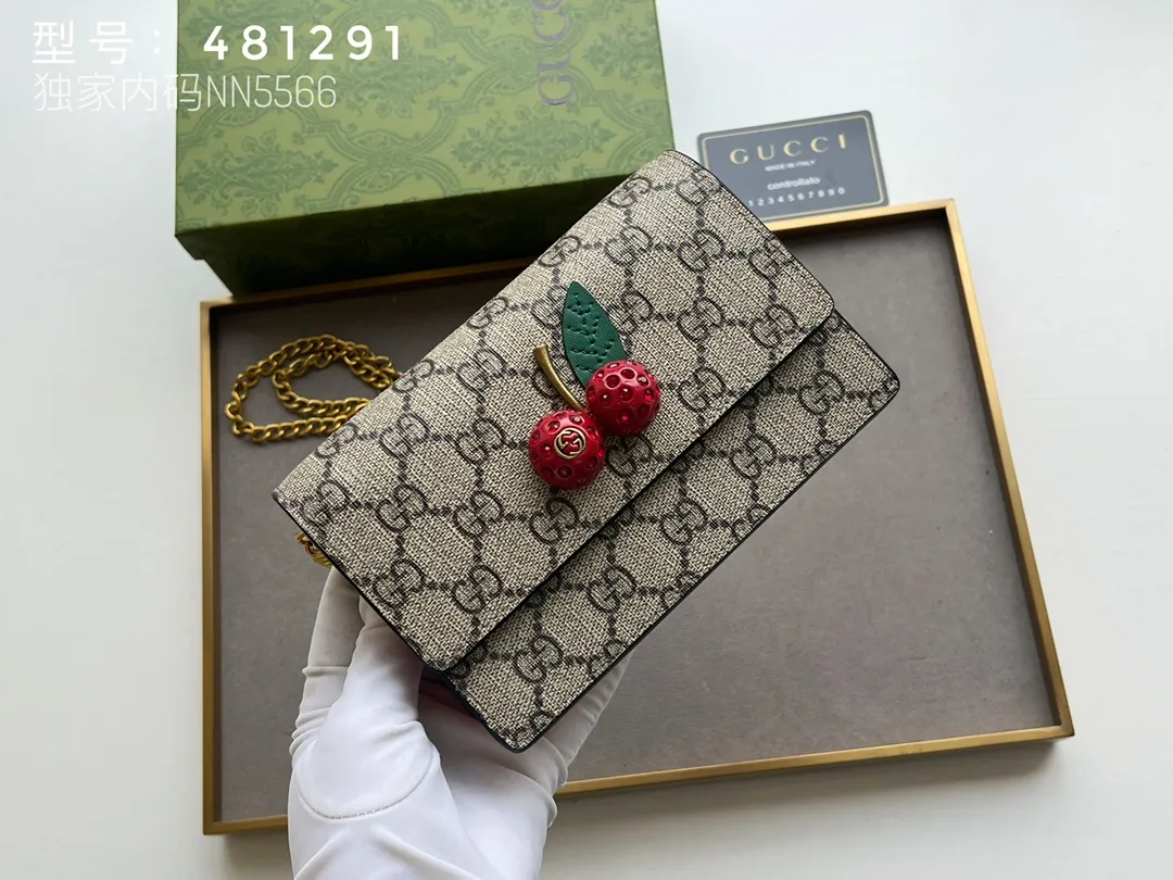 💰230 top original version💎 🇭🇺🇭🇺Gucci Garden souvenir ~ Midsummer [Sun] "Cherry" series new style! 🍒🍒A three-dimensional cherry accessory, inlaid with crystals and standing GG logo🍒🍒Made of imported PVC with top-grade original leather🍒🍒It comes with a Gucci logo keychain, the chain is removable, and can be used as a handbag, suitable for various occasions, the source of sweet fashion. Model: 481291 Cherry Size: 16.5x10x4.5
