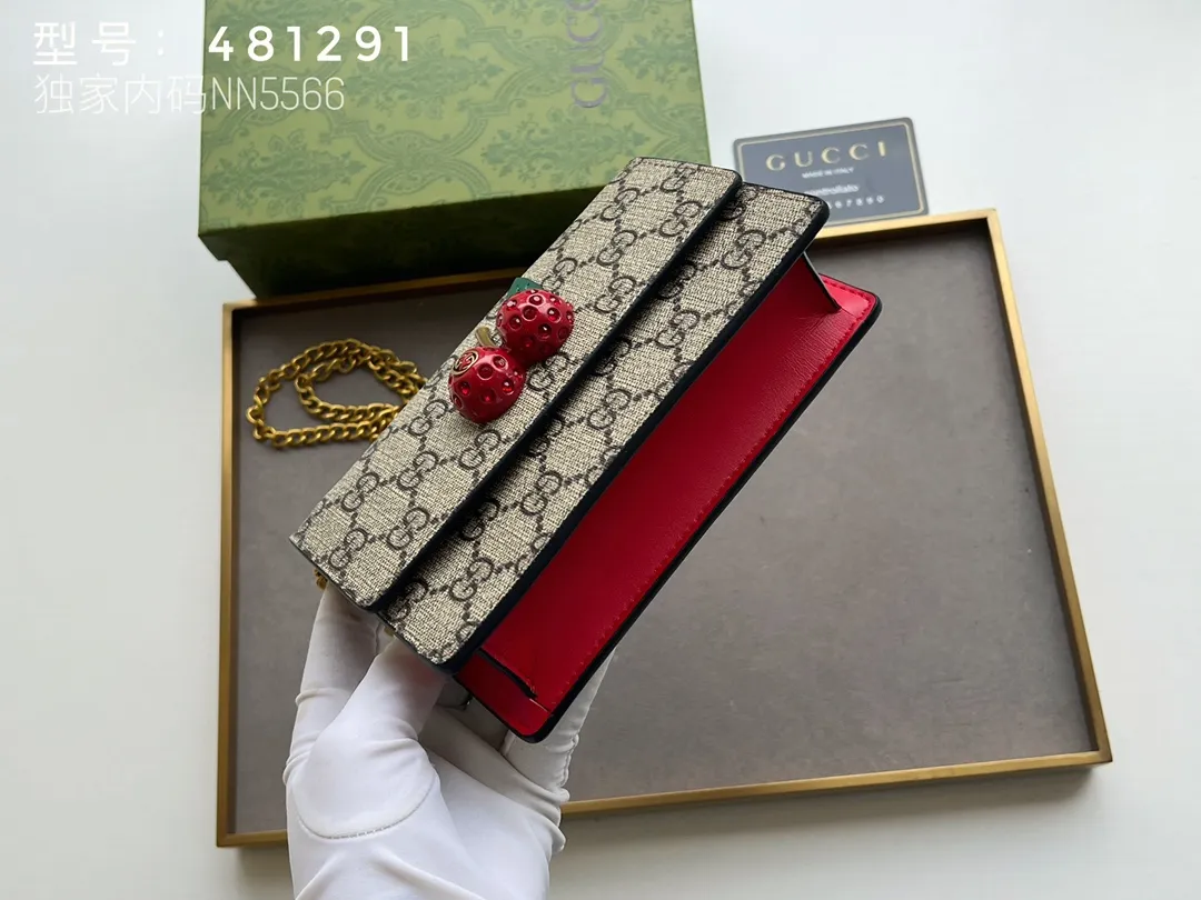 💰230 top original version💎 🇭🇺🇭🇺Gucci Garden souvenir ~ Midsummer [Sun] "Cherry" series new style! 🍒🍒A three-dimensional cherry accessory, inlaid with crystals and standing GG logo🍒🍒Made of imported PVC with top-grade original leather🍒🍒It comes with a Gucci logo keychain, the chain is removable, and can be used as a handbag, suitable for various occasions, the source of sweet fashion. Model: 481291 Cherry Size: 16.5x10x4.5