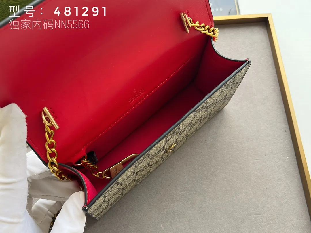 💰230 top original version💎 🇭🇺🇭🇺Gucci Garden souvenir ~ Midsummer [Sun] "Cherry" series new style! 🍒🍒A three-dimensional cherry accessory, inlaid with crystals and standing GG logo🍒🍒Made of imported PVC with top-grade original leather🍒🍒It comes with a Gucci logo keychain, the chain is removable, and can be used as a handbag, suitable for various occasions, the source of sweet fashion. Model: 481291 Cherry Size: 16.5x10x4.5