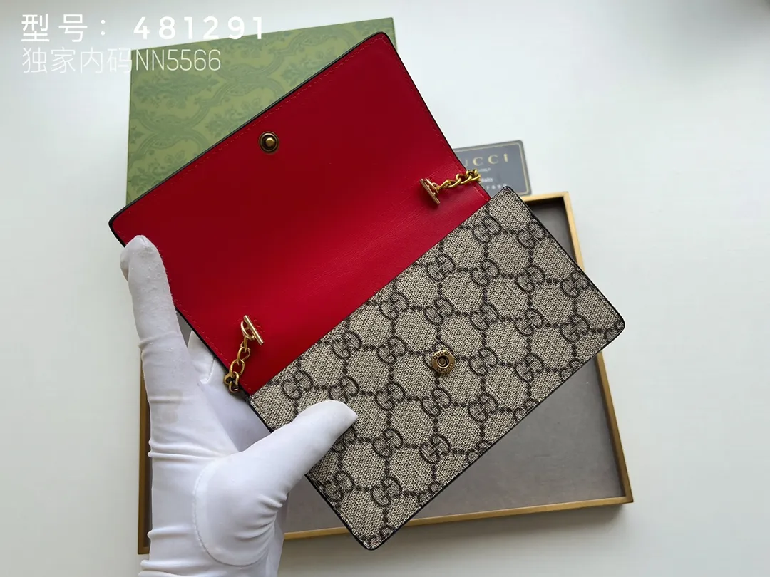 💰230 top original version💎 🇭🇺🇭🇺Gucci Garden souvenir ~ Midsummer [Sun] "Cherry" series new style! 🍒🍒A three-dimensional cherry accessory, inlaid with crystals and standing GG logo🍒🍒Made of imported PVC with top-grade original leather🍒🍒It comes with a Gucci logo keychain, the chain is removable, and can be used as a handbag, suitable for various occasions, the source of sweet fashion. Model: 481291 Cherry Size: 16.5x10x4.5
