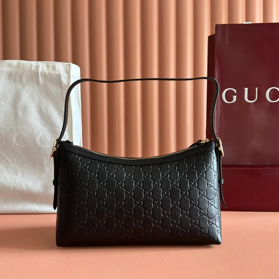 p1140. 💋💋💋"With full set of original counter packaging" [New Product] 2025 Autumn and Winter Series, the GG Emblem series reinterprets the brand's timeless elegance and exquisite craftsmanship. This shoulder bag is crafted from GG embossed leather, showing off its exquisite texture. Gucci Rosso Ancora GG printed embossed leather Light gold tone accessories Gucci Rosso Ancora cotton lining The bag pictured is sold separately and does not come with the bag charm. Interior: Zippered pocket Adjustable leather shoulder strap: Height: 16 cm - 26 cm; Length: 72 cm Zipper closure Ident: 847449. Dimensions: 30cm (W) x 19cm (H) x 11cm (D) Weight: Approx. 0.45kg Colour: Black embossed. Made in Italy