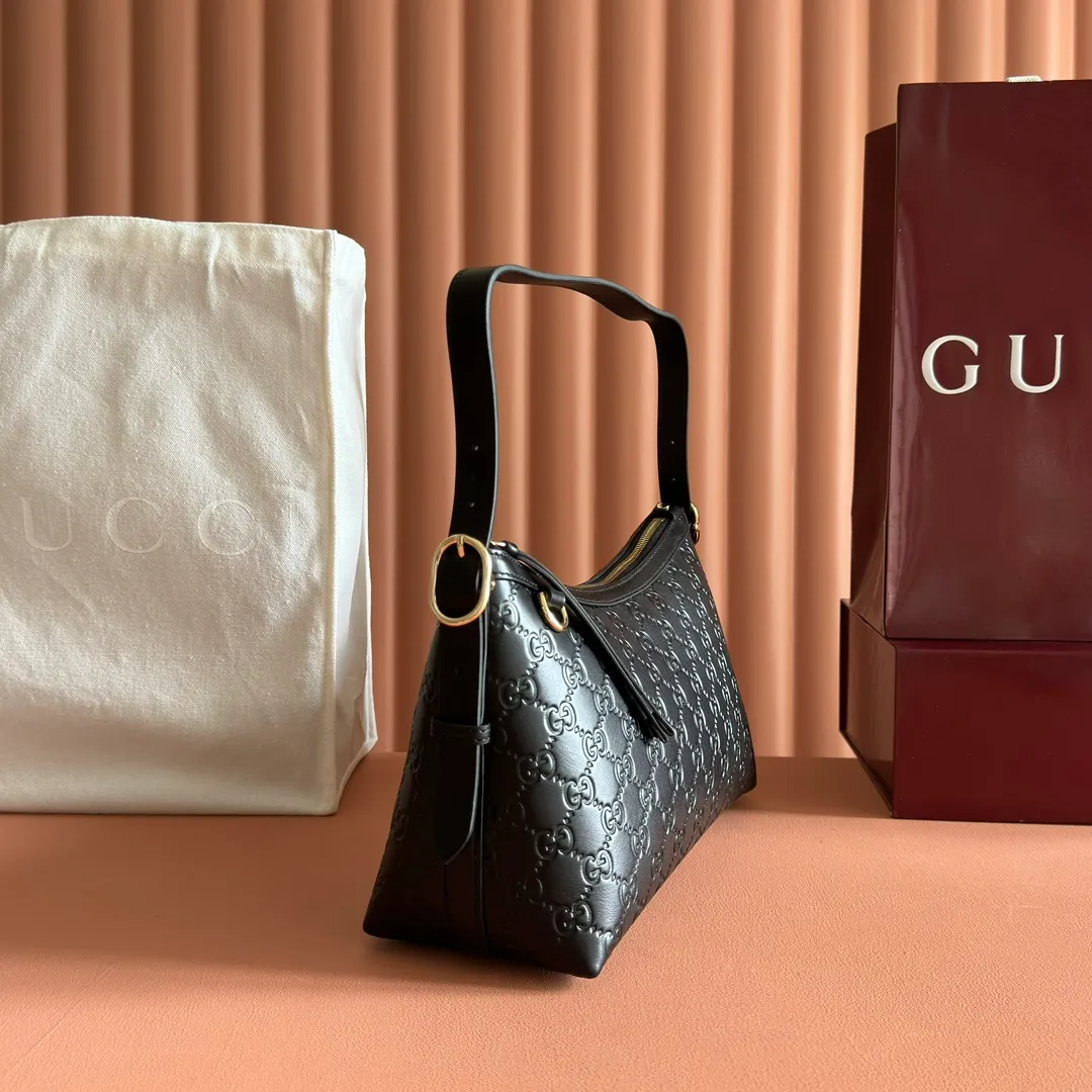 p1140. 💋💋💋"With full set of original counter packaging" [New Product] 2025 Autumn and Winter Series, the GG Emblem series reinterprets the brand's timeless elegance and exquisite craftsmanship. This shoulder bag is crafted from GG embossed leather, showing off its exquisite texture. Gucci Rosso Ancora GG printed embossed leather Light gold tone accessories Gucci Rosso Ancora cotton lining The bag pictured is sold separately and does not come with the bag charm. Interior: Zippered pocket Adjustable leather shoulder strap: Height: 16 cm - 26 cm; Length: 72 cm Zipper closure Ident: 847449. Dimensions: 30cm (W) x 19cm (H) x 11cm (D) Weight: Approx. 0.45kg Colour: Black embossed. Made in Italy