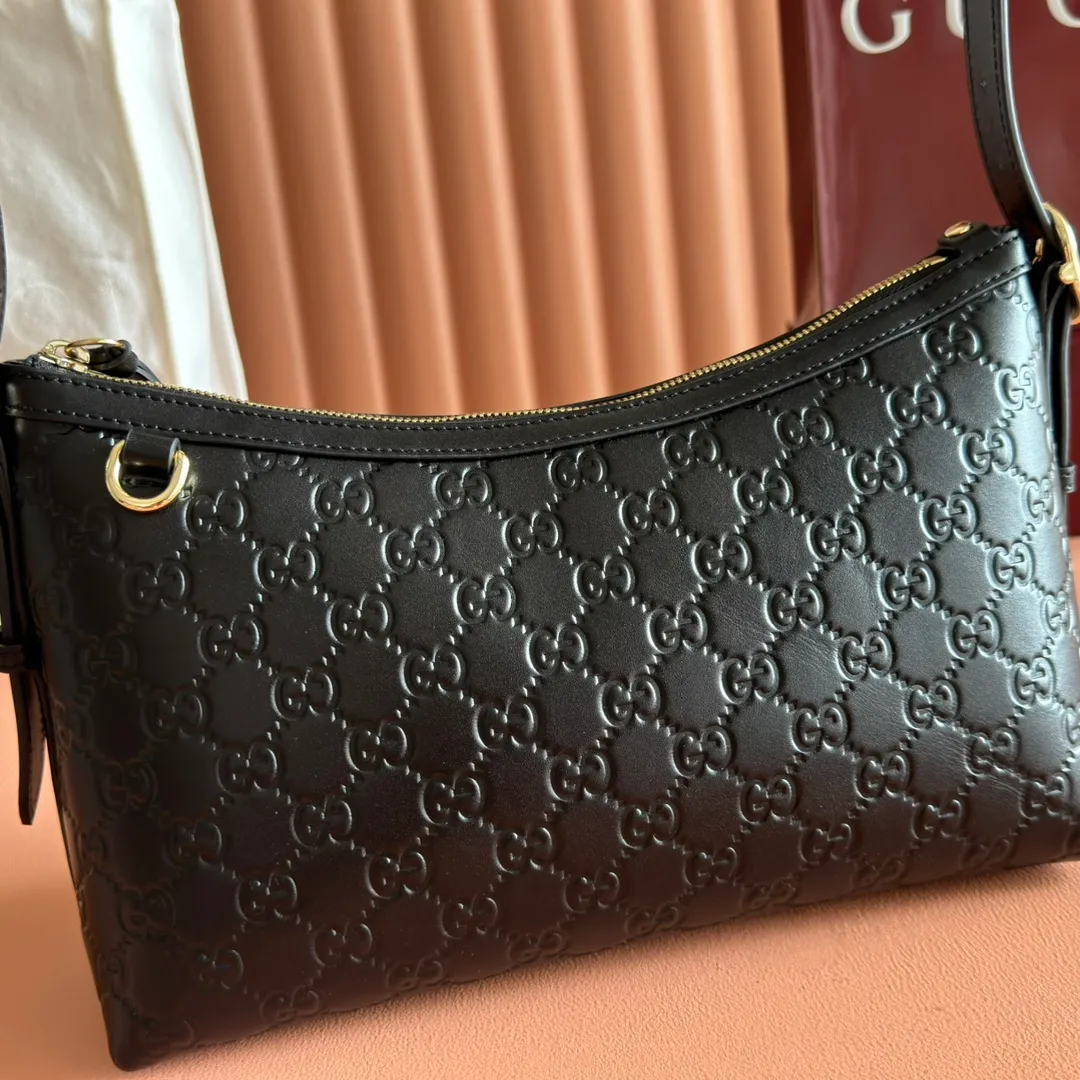 p1140. 💋💋💋"With full set of original counter packaging" [New Product] 2025 Autumn and Winter Series, the GG Emblem series reinterprets the brand's timeless elegance and exquisite craftsmanship. This shoulder bag is crafted from GG embossed leather, showing off its exquisite texture. Gucci Rosso Ancora GG printed embossed leather Light gold tone accessories Gucci Rosso Ancora cotton lining The bag pictured is sold separately and does not come with the bag charm. Interior: Zippered pocket Adjustable leather shoulder strap: Height: 16 cm - 26 cm; Length: 72 cm Zipper closure Ident: 847449. Dimensions: 30cm (W) x 19cm (H) x 11cm (D) Weight: Approx. 0.45kg Colour: Black embossed. Made in Italy