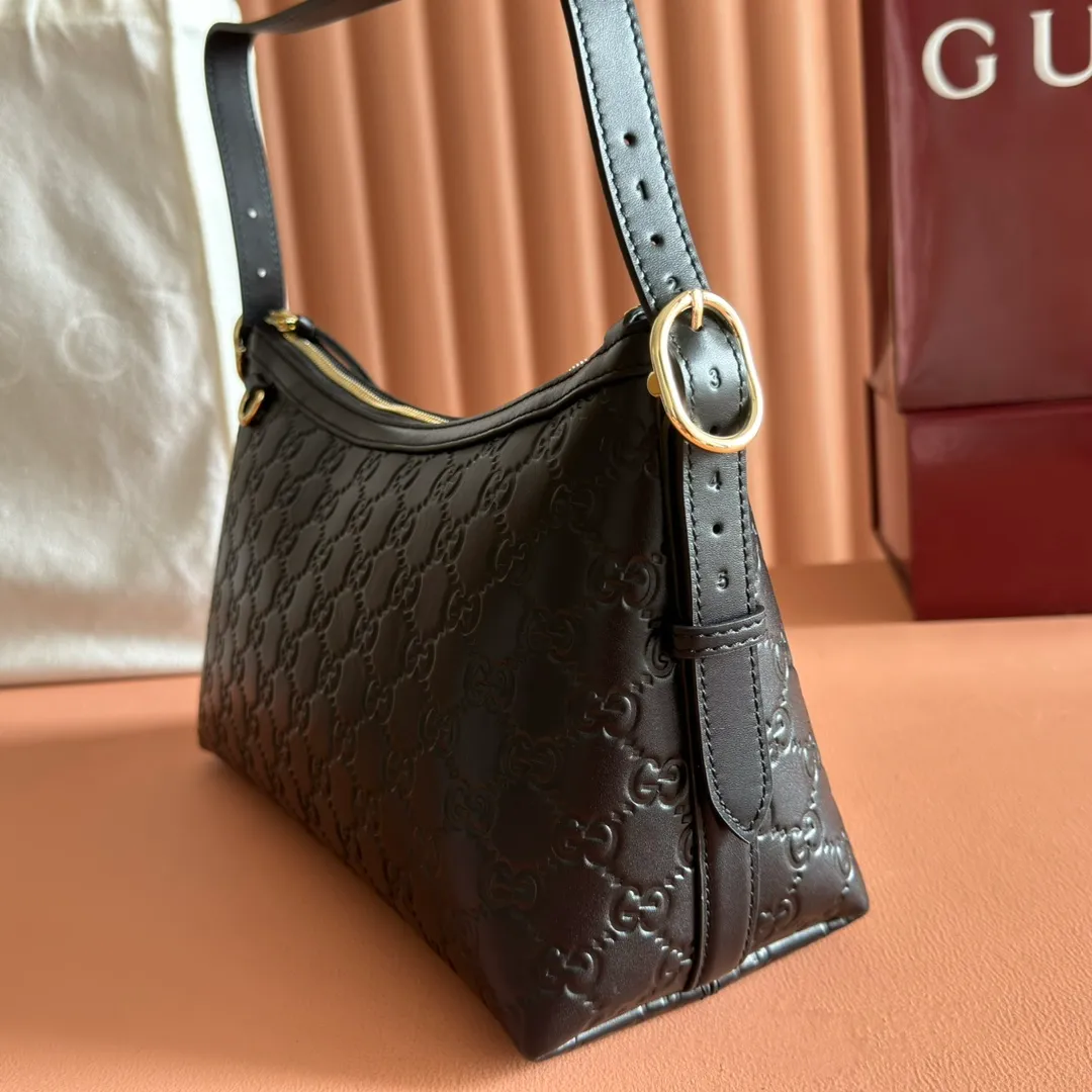 p1140. 💋💋💋"With full set of original counter packaging" [New Product] 2025 Autumn and Winter Series, the GG Emblem series reinterprets the brand's timeless elegance and exquisite craftsmanship. This shoulder bag is crafted from GG embossed leather, showing off its exquisite texture. Gucci Rosso Ancora GG printed embossed leather Light gold tone accessories Gucci Rosso Ancora cotton lining The bag pictured is sold separately and does not come with the bag charm. Interior: Zippered pocket Adjustable leather shoulder strap: Height: 16 cm - 26 cm; Length: 72 cm Zipper closure Ident: 847449. Dimensions: 30cm (W) x 19cm (H) x 11cm (D) Weight: Approx. 0.45kg Colour: Black embossed. Made in Italy