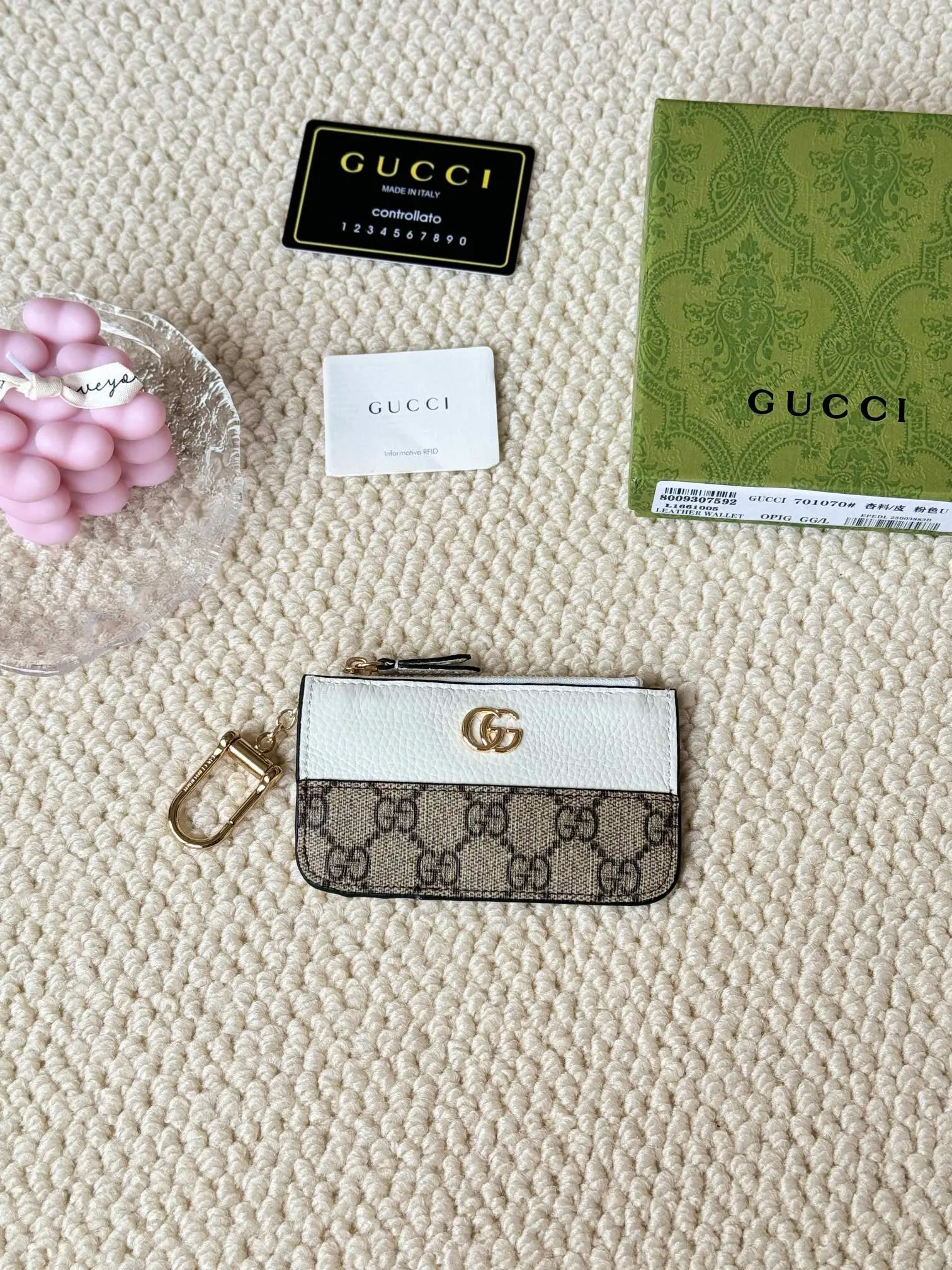💰130 Gucci comes with box packaging and keychain card holder. The "Gucci March of Love" series has been updated to present multi-functional elements to interpret the brand's spirit of self-expression. Equipped with 3 card slots and a keychain hook, this model exudes a strong brand identity. Size: 12.5X7X1.5cm Number: 701070