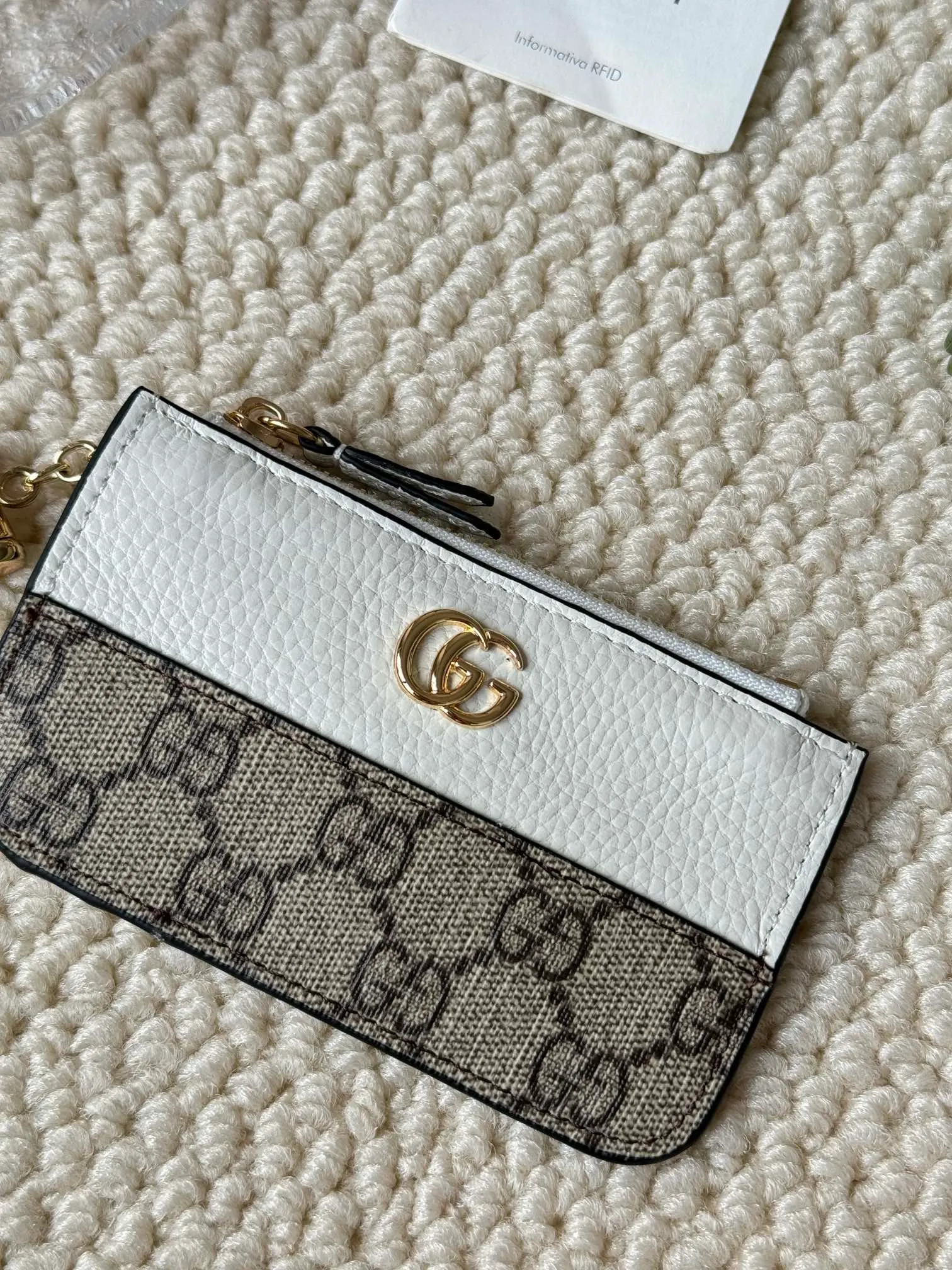 💰130 Gucci comes with box packaging and keychain card holder. The "Gucci March of Love" series has been updated to present multi-functional elements to interpret the brand's spirit of self-expression. Equipped with 3 card slots and a keychain hook, this model exudes a strong brand identity. Size: 12.5X7X1.5cm Number: 701070