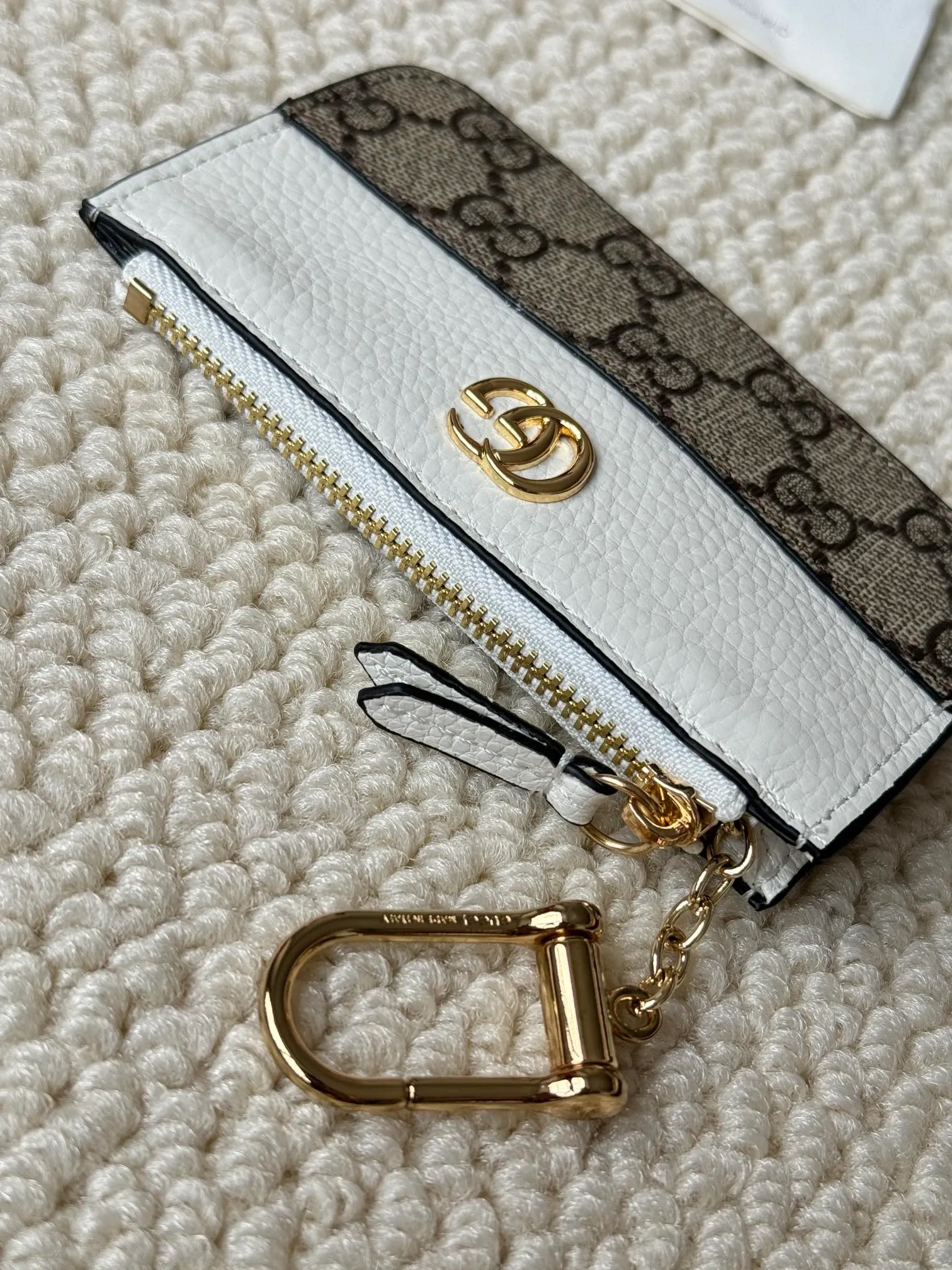 💰130 Gucci comes with box packaging and keychain card holder. The "Gucci March of Love" series has been updated to present multi-functional elements to interpret the brand's spirit of self-expression. Equipped with 3 card slots and a keychain hook, this model exudes a strong brand identity. Size: 12.5X7X1.5cm Number: 701070