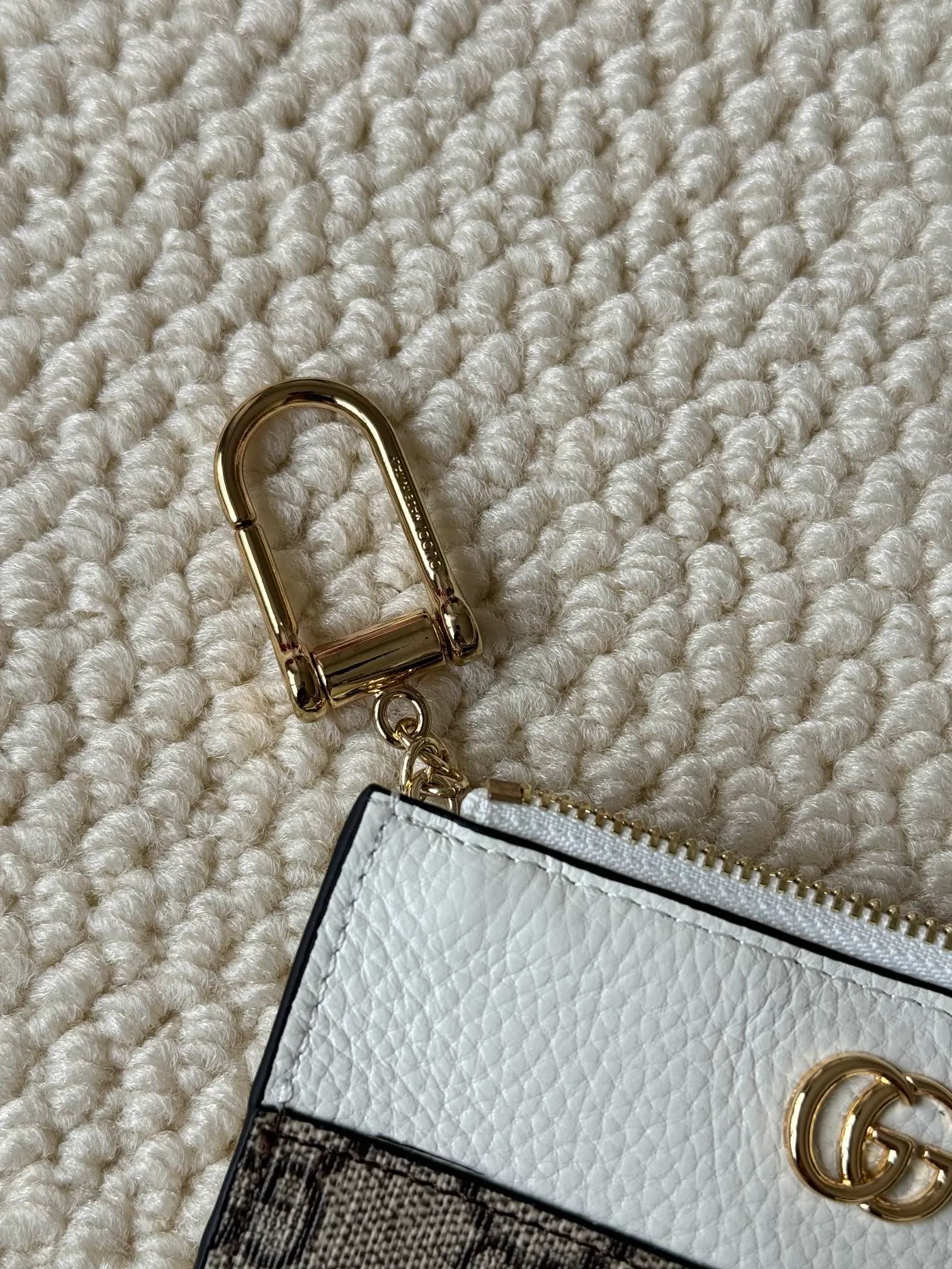 💰130 Gucci comes with box packaging and keychain card holder. The "Gucci March of Love" series has been updated to present multi-functional elements to interpret the brand's spirit of self-expression. Equipped with 3 card slots and a keychain hook, this model exudes a strong brand identity. Size: 12.5X7X1.5cm Number: 701070