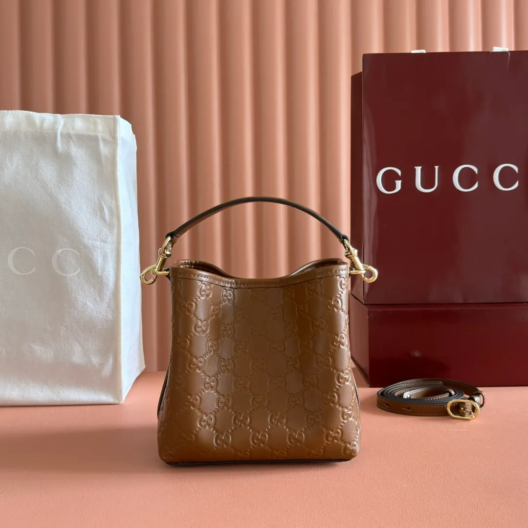 p1140. 💋💋💋 Comes with a full set of original counter packaging [New Product] 2025 Autumn and Winter Series, the GG Emblem series reinterprets the brand's timeless elegance and exquisite craftsmanship. Lined in tonal cotton, this practical bucket bag features an internal compartment. Anchor red printed embossed GG calf leather Light gold-toned lining Anchor red cotton lining Top handle with hook closure (height: 14 cm) Additional D-ring for attaching detachable items Interior: two compartments and a central snap-stud compartment Removable and adjustable calfskin leather shoulder strap (height: 52 cm - 57.5 cm; length: 107 cm - 114 cm) Magnetic snap closure Ident No.: 815118. Dimensions: 19cm (W) x 18cm (H) x 11cm (D) Weight: Approx. 0.45kg Color: Anchor red embossed. Made in Italy