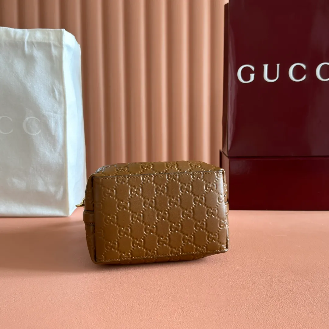 p1140. 💋💋💋 Comes with a full set of original counter packaging [New Product] 2025 Autumn and Winter Series, the GG Emblem series reinterprets the brand's timeless elegance and exquisite craftsmanship. Lined in tonal cotton, this practical bucket bag features an internal compartment. Anchor red printed embossed GG calf leather Light gold-toned lining Anchor red cotton lining Top handle with hook closure (height: 14 cm) Additional D-ring for attaching detachable items Interior: two compartments and a central snap-stud compartment Removable and adjustable calfskin leather shoulder strap (height: 52 cm - 57.5 cm; length: 107 cm - 114 cm) Magnetic snap closure Ident No.: 815118. Dimensions: 19cm (W) x 18cm (H) x 11cm (D) Weight: Approx. 0.45kg Color: Anchor red embossed. Made in Italy
