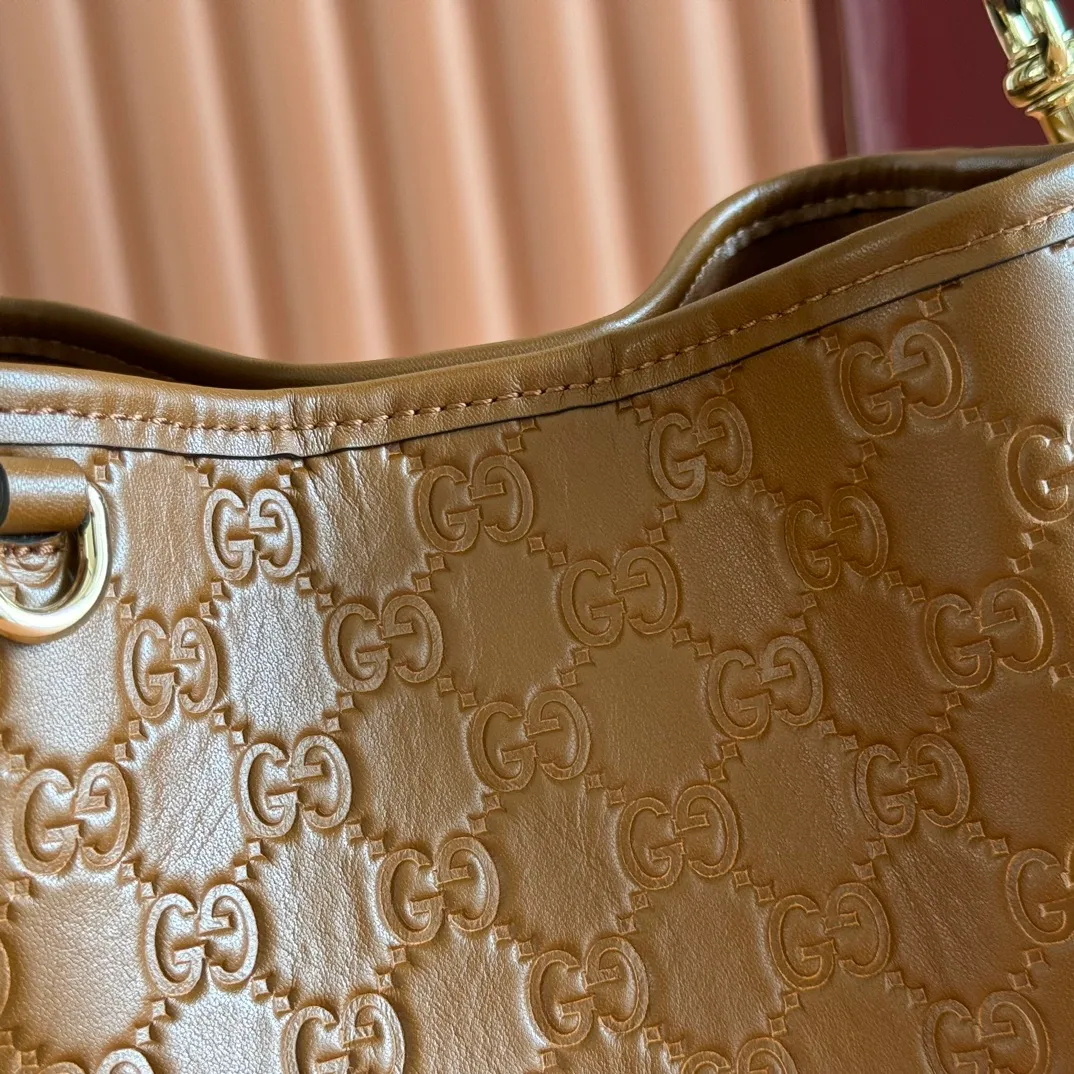 p1140. 💋💋💋 Comes with a full set of original counter packaging [New Product] 2025 Autumn and Winter Series, the GG Emblem series reinterprets the brand's timeless elegance and exquisite craftsmanship. Lined in tonal cotton, this practical bucket bag features an internal compartment. Anchor red printed embossed GG calf leather Light gold-toned lining Anchor red cotton lining Top handle with hook closure (height: 14 cm) Additional D-ring for attaching detachable items Interior: two compartments and a central snap-stud compartment Removable and adjustable calfskin leather shoulder strap (height: 52 cm - 57.5 cm; length: 107 cm - 114 cm) Magnetic snap closure Ident No.: 815118. Dimensions: 19cm (W) x 18cm (H) x 11cm (D) Weight: Approx. 0.45kg Color: Anchor red embossed. Made in Italy