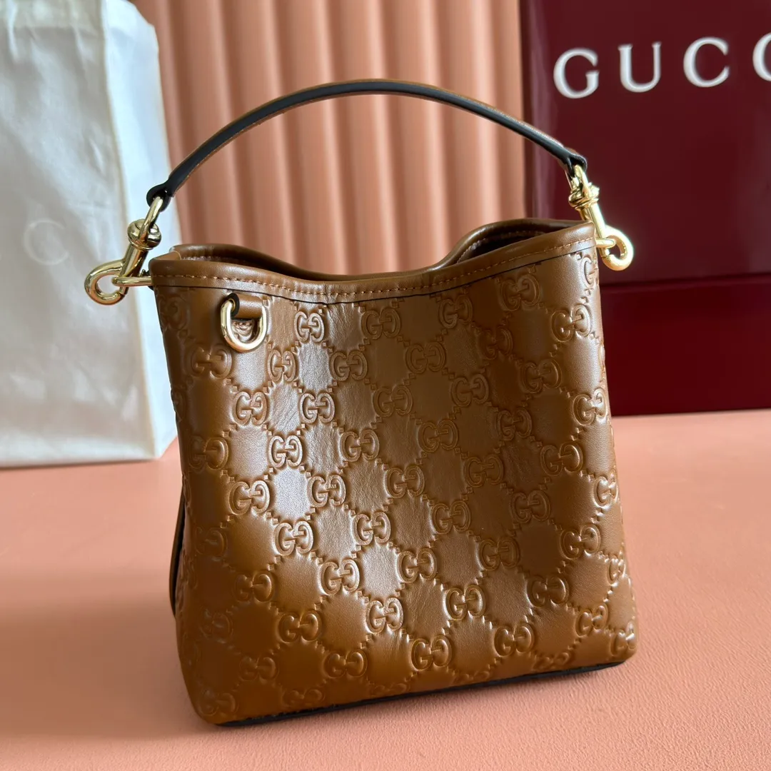 p1140. 💋💋💋 Comes with a full set of original counter packaging [New Product] 2025 Autumn and Winter Series, the GG Emblem series reinterprets the brand's timeless elegance and exquisite craftsmanship. Lined in tonal cotton, this practical bucket bag features an internal compartment. Anchor red printed embossed GG calf leather Light gold-toned lining Anchor red cotton lining Top handle with hook closure (height: 14 cm) Additional D-ring for attaching detachable items Interior: two compartments and a central snap-stud compartment Removable and adjustable calfskin leather shoulder strap (height: 52 cm - 57.5 cm; length: 107 cm - 114 cm) Magnetic snap closure Ident No.: 815118. Dimensions: 19cm (W) x 18cm (H) x 11cm (D) Weight: Approx. 0.45kg Color: Anchor red embossed. Made in Italy