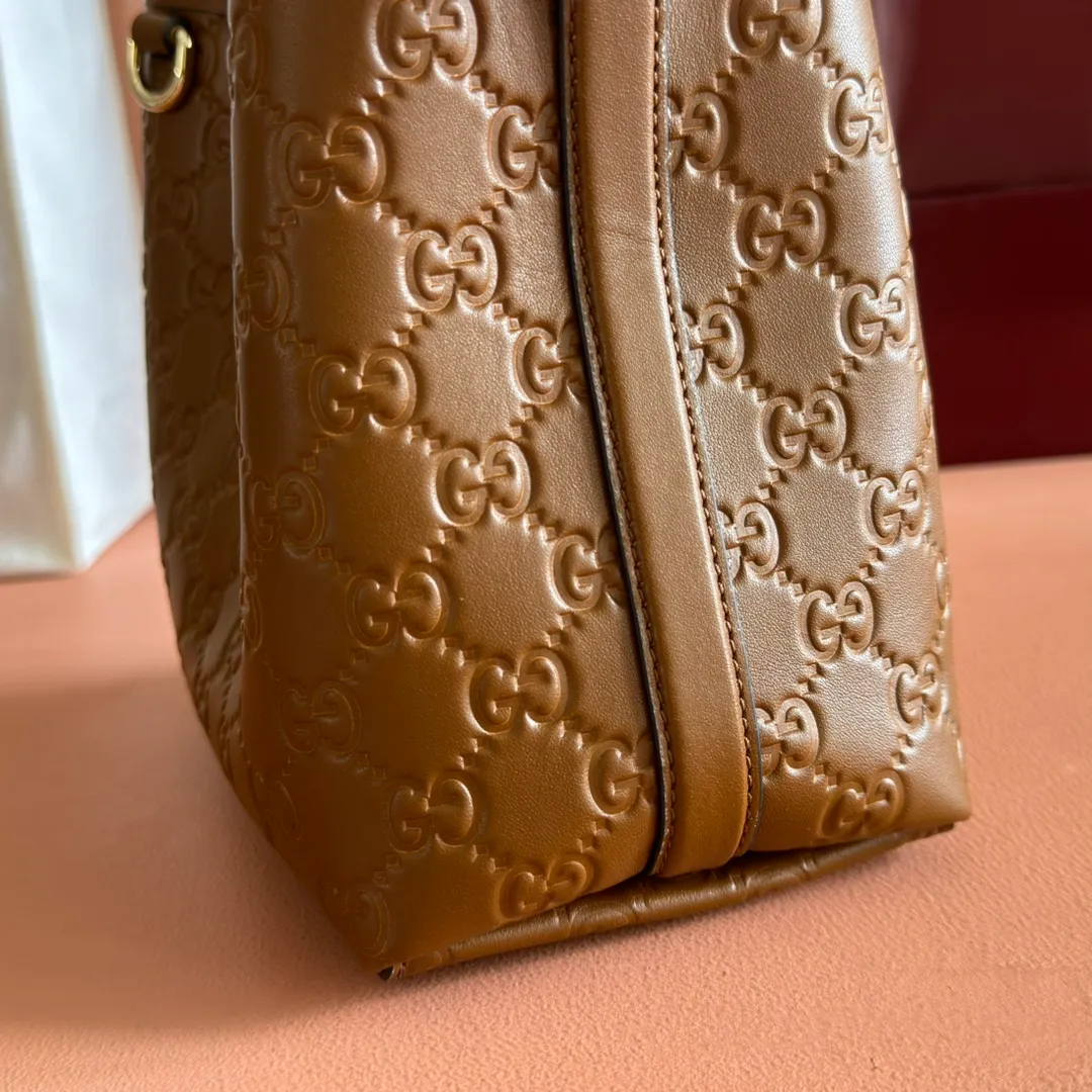 p1140. 💋💋💋 Comes with a full set of original counter packaging [New Product] 2025 Autumn and Winter Series, the GG Emblem series reinterprets the brand's timeless elegance and exquisite craftsmanship. Lined in tonal cotton, this practical bucket bag features an internal compartment. Anchor red printed embossed GG calf leather Light gold-toned lining Anchor red cotton lining Top handle with hook closure (height: 14 cm) Additional D-ring for attaching detachable items Interior: two compartments and a central snap-stud compartment Removable and adjustable calfskin leather shoulder strap (height: 52 cm - 57.5 cm; length: 107 cm - 114 cm) Magnetic snap closure Ident No.: 815118. Dimensions: 19cm (W) x 18cm (H) x 11cm (D) Weight: Approx. 0.45kg Color: Anchor red embossed. Made in Italy
