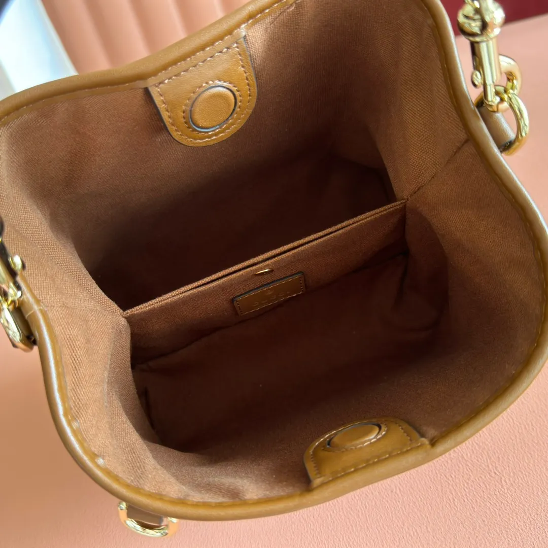 p1140. 💋💋💋 Comes with a full set of original counter packaging [New Product] 2025 Autumn and Winter Series, the GG Emblem series reinterprets the brand's timeless elegance and exquisite craftsmanship. Lined in tonal cotton, this practical bucket bag features an internal compartment. Anchor red printed embossed GG calf leather Light gold-toned lining Anchor red cotton lining Top handle with hook closure (height: 14 cm) Additional D-ring for attaching detachable items Interior: two compartments and a central snap-stud compartment Removable and adjustable calfskin leather shoulder strap (height: 52 cm - 57.5 cm; length: 107 cm - 114 cm) Magnetic snap closure Ident No.: 815118. Dimensions: 19cm (W) x 18cm (H) x 11cm (D) Weight: Approx. 0.45kg Color: Anchor red embossed. Made in Italy