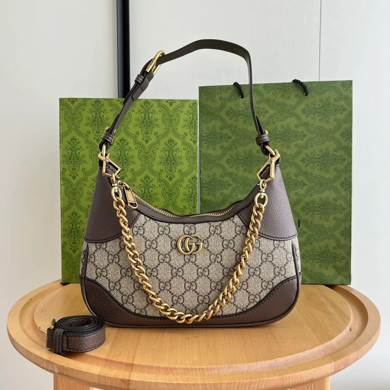 Actual shot #💰280 Style number: 731817 Presbyopia Size: 25✖️19✖️7cm Gucci’s new hobo crescent bag is here. There are 3 shoulder straps in total. It can be carried on one shoulder, across the body or under the arm. The solid color is super easy to match. The whole atmosphere is full.