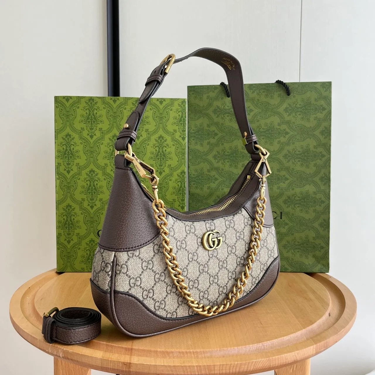 Actual shot #💰280 Style number: 731817 Presbyopia Size: 25✖️19✖️7cm Gucci’s new hobo crescent bag is here. There are 3 shoulder straps in total. It can be carried on one shoulder, across the body or under the arm. The solid color is super easy to match. The whole atmosphere is full.
