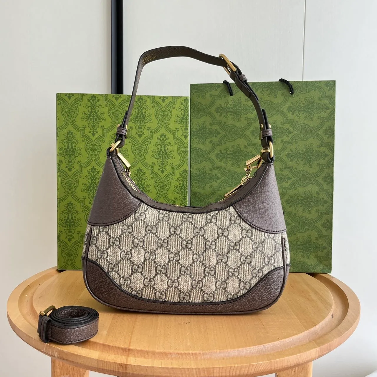 Actual shot #💰280 Style number: 731817 Presbyopia Size: 25✖️19✖️7cm Gucci’s new hobo crescent bag is here. There are 3 shoulder straps in total. It can be carried on one shoulder, across the body or under the arm. The solid color is super easy to match. The whole atmosphere is full.