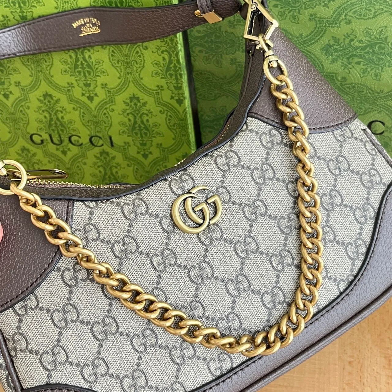 Actual shot #💰280 Style number: 731817 Presbyopia Size: 25✖️19✖️7cm Gucci’s new hobo crescent bag is here. There are 3 shoulder straps in total. It can be carried on one shoulder, across the body or under the arm. The solid color is super easy to match. The whole atmosphere is full.