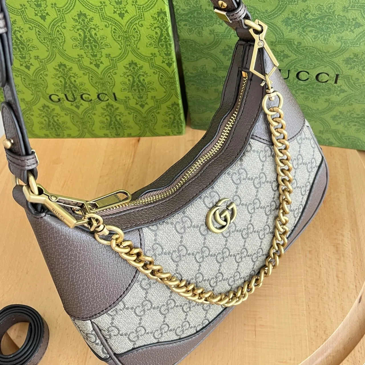 Actual shot #💰280 Style number: 731817 Presbyopia Size: 25✖️19✖️7cm Gucci’s new hobo crescent bag is here. There are 3 shoulder straps in total. It can be carried on one shoulder, across the body or under the arm. The solid color is super easy to match. The whole atmosphere is full.