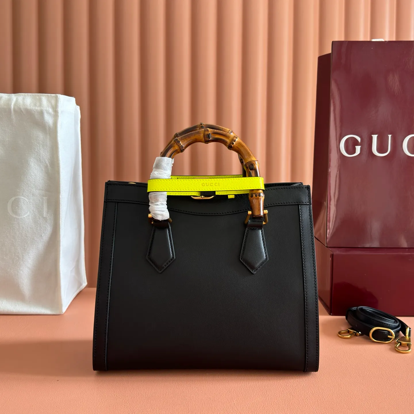 p1480. 💋💋💋【Original leather accessories 🌈 Equipped with full counter packaging】🔥🔥The small tote bag combines two recognizable brand elements, bamboo handles and double G accessories. The white leather material contrasts with the two neon buckles, highlighting the smart and elegant temperament. Size: 27*24*11cm Model: 660195.
