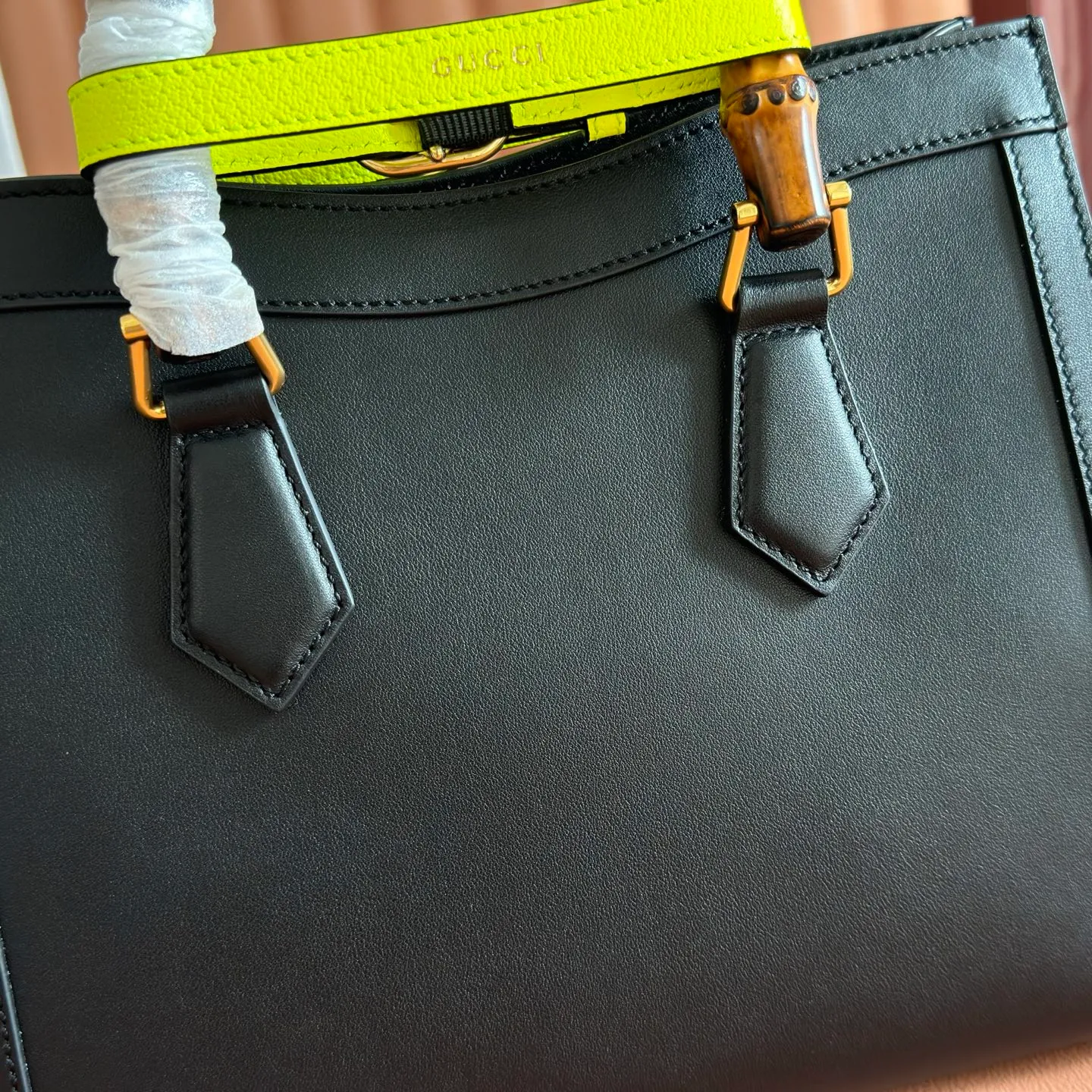 p1480. 💋💋💋【Original leather accessories 🌈 Equipped with full counter packaging】🔥🔥The small tote bag combines two recognizable brand elements, bamboo handles and double G accessories. The white leather material contrasts with the two neon buckles, highlighting the smart and elegant temperament. Size: 27*24*11cm Model: 660195.