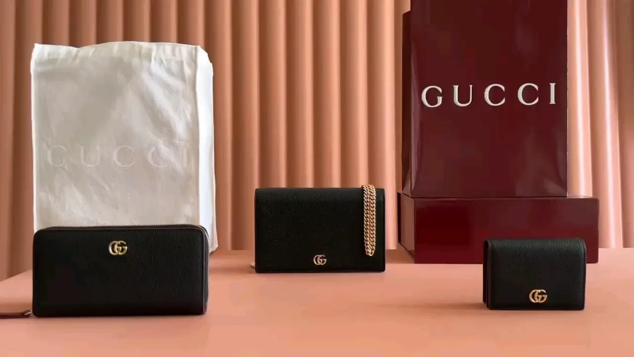 💋💋💋The new GG Marmont👉 series card holder, shipped in anchor red and light pink/original leather. 🐰11cm model: 456126-456116-497985 small video