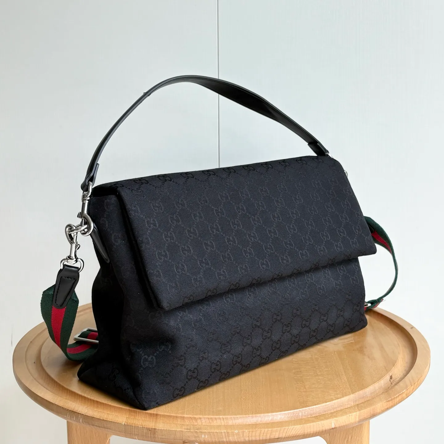 Upgraded version of real shot #💰340 Style number: 821616 Size: 36/25/12cm 2025 spring and summer series new canvas bag! It adopts a soft yet crisp shape and has a smooth texture. The magnetic flip-up closure is convenient and easy to use👍 The Gucci printed logo on the back and the matching magnetic buckle are exquisite and can protect the contents. The capacity is special🉑