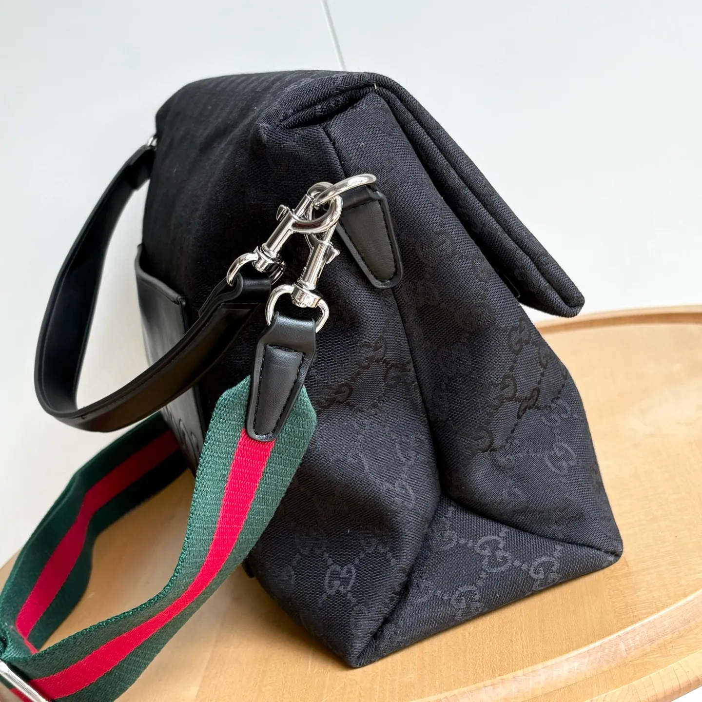 Upgraded version of real shot #💰340 Style number: 821616 Size: 36/25/12cm 2025 spring and summer series new canvas bag! It adopts a soft yet crisp shape and has a smooth texture. The magnetic flip-up closure is convenient and easy to use👍 The Gucci printed logo on the back and the matching magnetic buckle are exquisite and can protect the contents. The capacity is special🉑