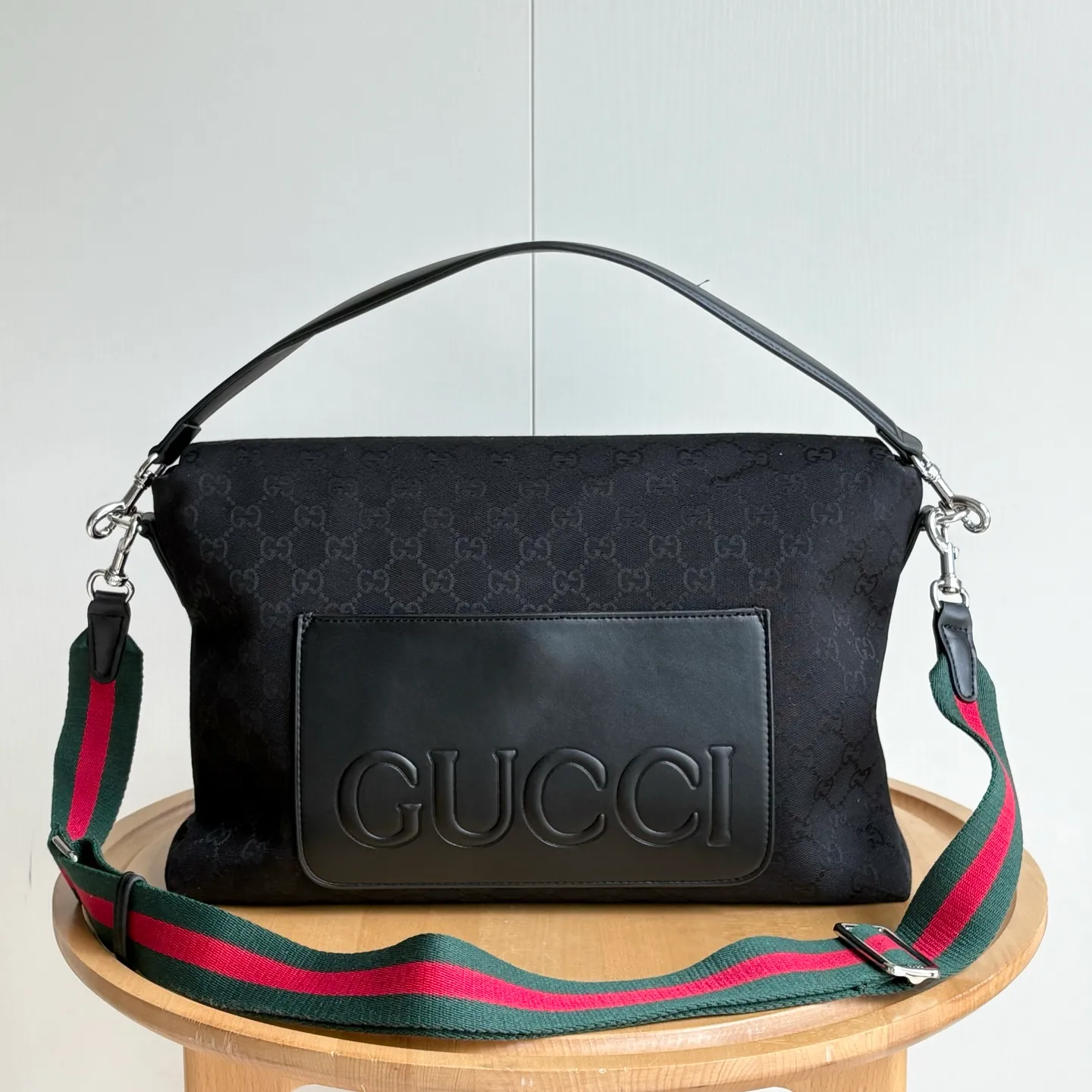 Upgraded version of real shot #💰340 Style number: 821616 Size: 36/25/12cm 2025 spring and summer series new canvas bag! It adopts a soft yet crisp shape and has a smooth texture. The magnetic flip-up closure is convenient and easy to use👍 The Gucci printed logo on the back and the matching magnetic buckle are exquisite and can protect the contents. The capacity is special🉑