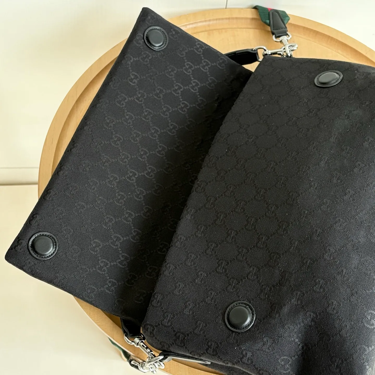 Upgraded version of real shot #💰340 Style number: 821616 Size: 36/25/12cm 2025 spring and summer series new canvas bag! It adopts a soft yet crisp shape and has a smooth texture. The magnetic flip-up closure is convenient and easy to use👍 The Gucci printed logo on the back and the matching magnetic buckle are exquisite and can protect the contents. The capacity is special🉑