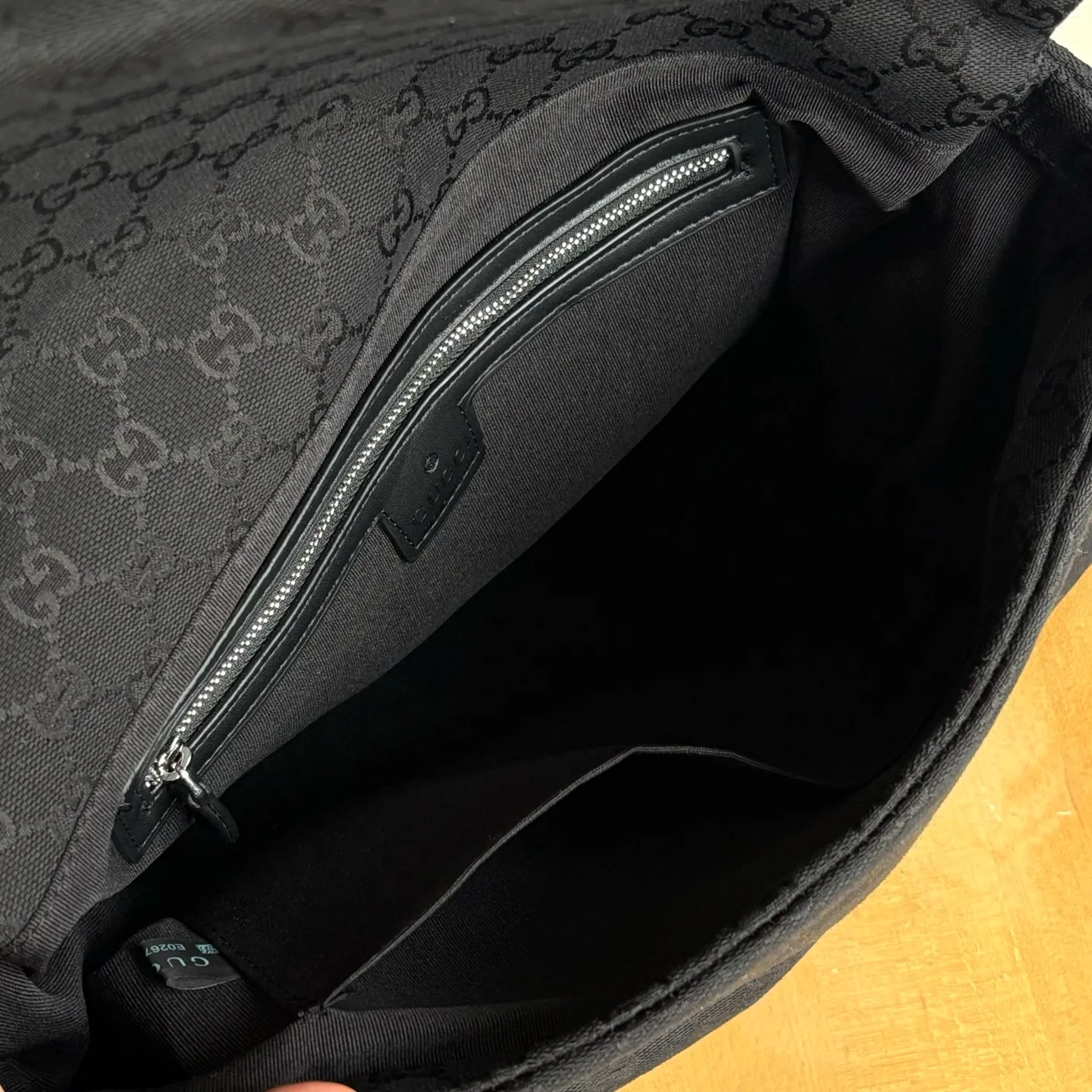 Upgraded version of real shot #💰340 Style number: 821616 Size: 36/25/12cm 2025 spring and summer series new canvas bag! It adopts a soft yet crisp shape and has a smooth texture. The magnetic flip-up closure is convenient and easy to use👍 The Gucci printed logo on the back and the matching magnetic buckle are exquisite and can protect the contents. The capacity is special🉑