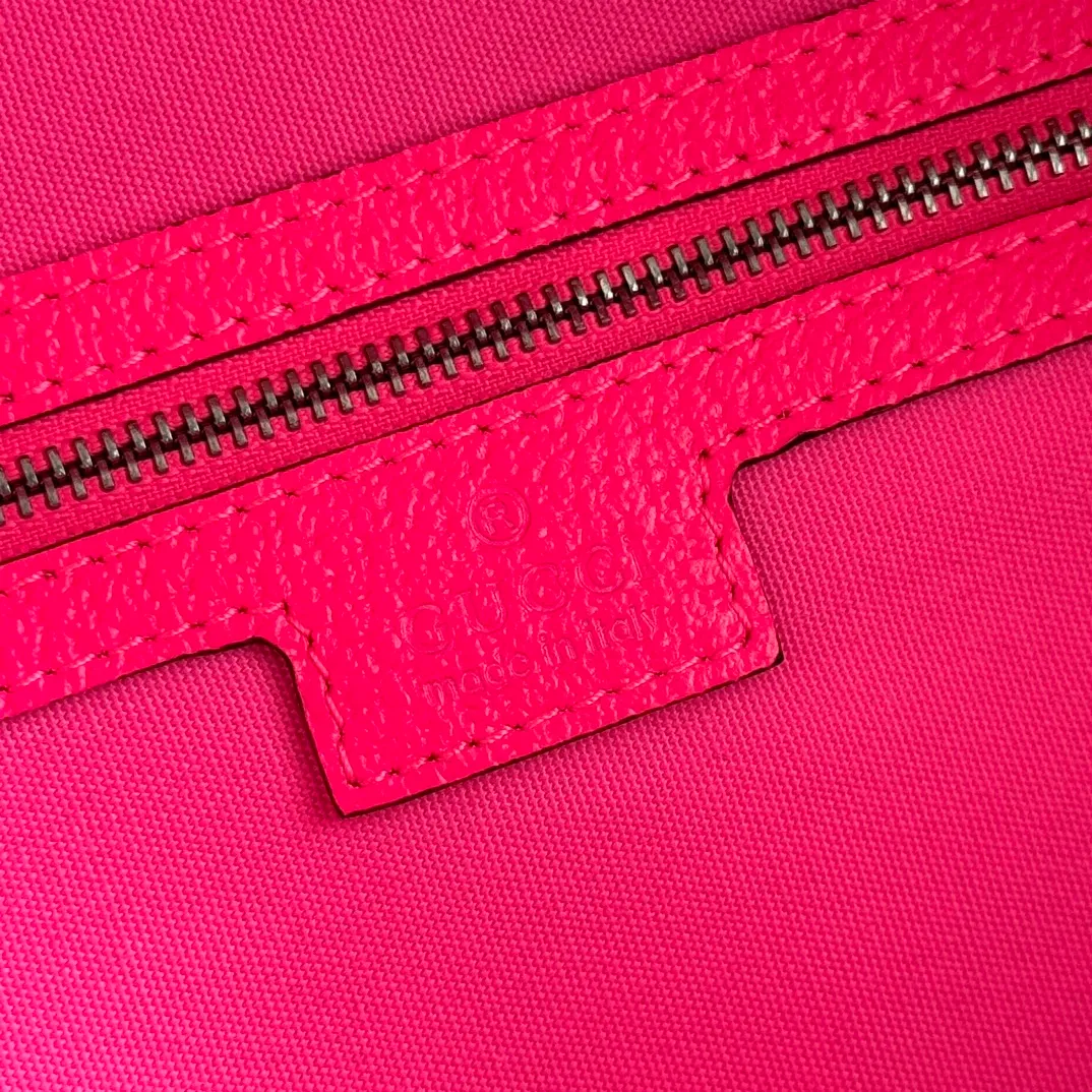 p1240. 💋💋💋 Comes with a full set of original counter gift bag packaging [New Product] This backpack is a masterpiece of the 2025 early autumn series. This piece is crafted from natural lustrous black soft leather and cleverly incorporates Double G elements and Gucci printed embossed logo. The webbing detail adds volume to the silhouette, making it an eye-catching everyday accessory. Natural glossy black soft leather Palladium tone hardware Gucci printed embossed logo Dark green linen-cotton blend lining Double G Web detail Padded mesh at the back Adjustable shoulder strap Interior: 1 zip pocket Exterior: 1 zip pocket Can hold up to a 13-inch laptop, an iPad, an A4 notebook and smaller items Handle height: 8 cm Zipper closure Model number: 834466. Dimensions: 36.5cm (width) x 41cm (height) x 18cm (depth) Weight: about 1.5kg Color: rose red silk screen/PVC. Made in Italy