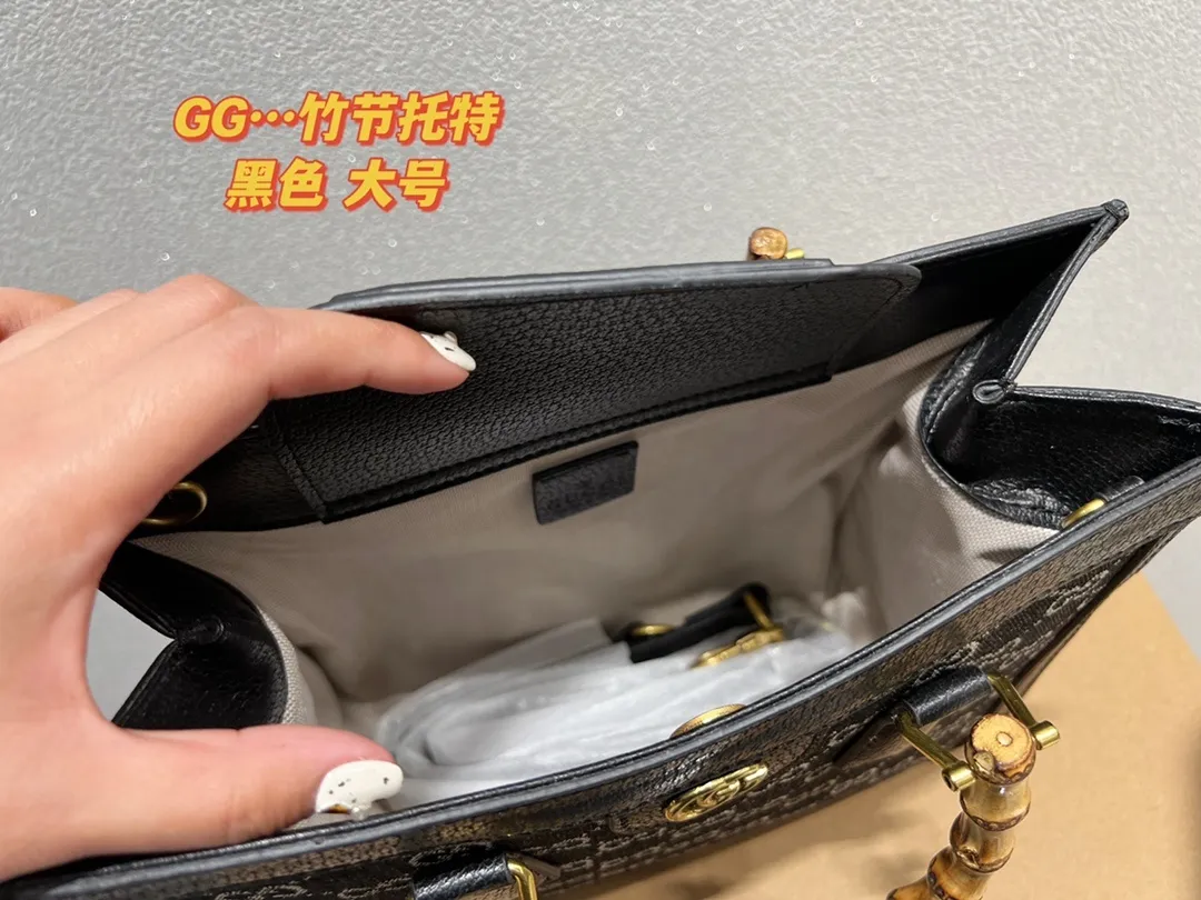 All categories Official website "Brand Women's Bags" Women's Bags 💙 GUCCI 2022 official new Gucci handbag wholesale Large size 58001900 Small size 58001800 High quality Specifications: Large size 27-22 CM Small size 20-16 CM