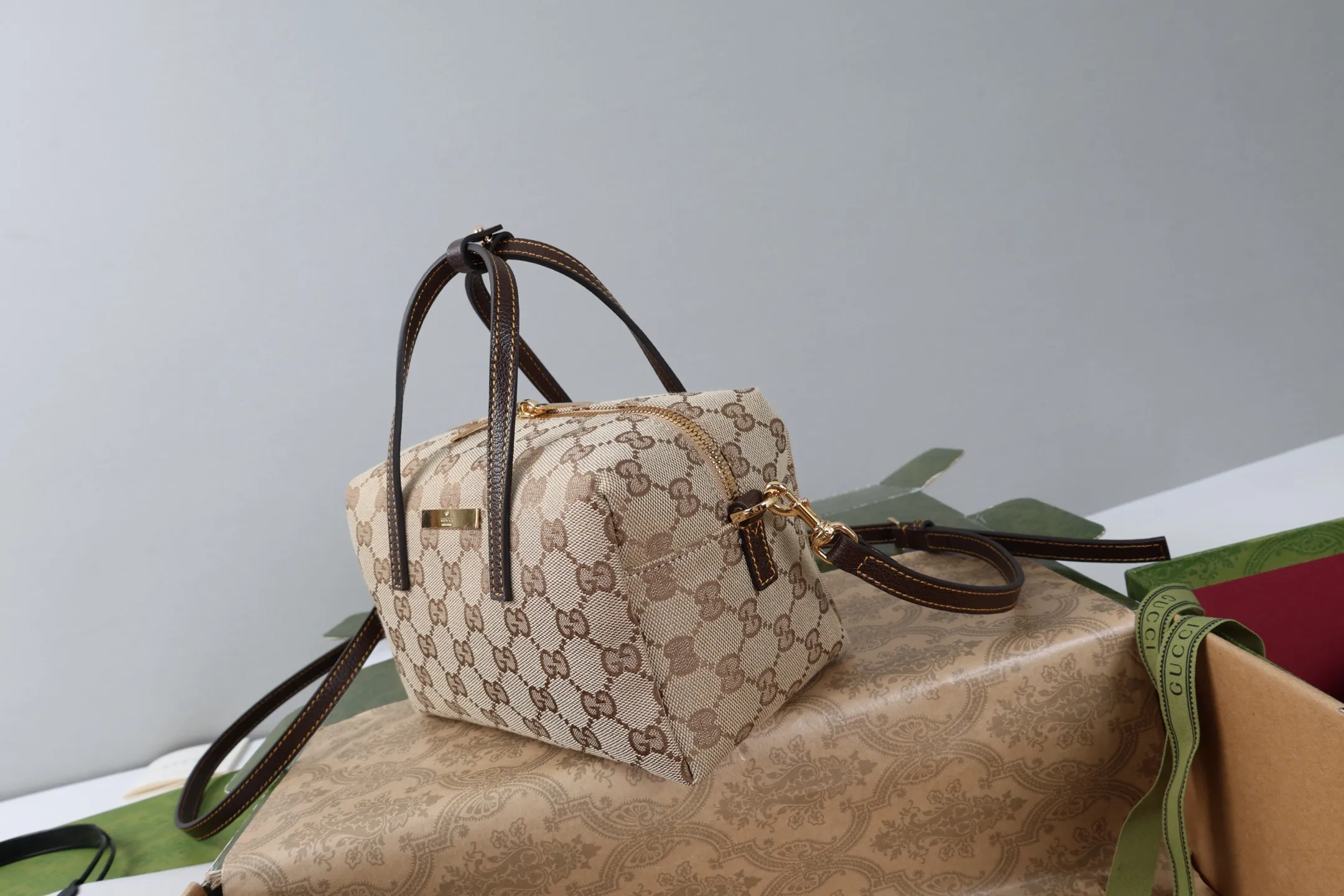 All categories Official website "Brand Women's Bags" Women's Bags 💙 GUCCI 2026 GUCCI new crossbody shoulder bag