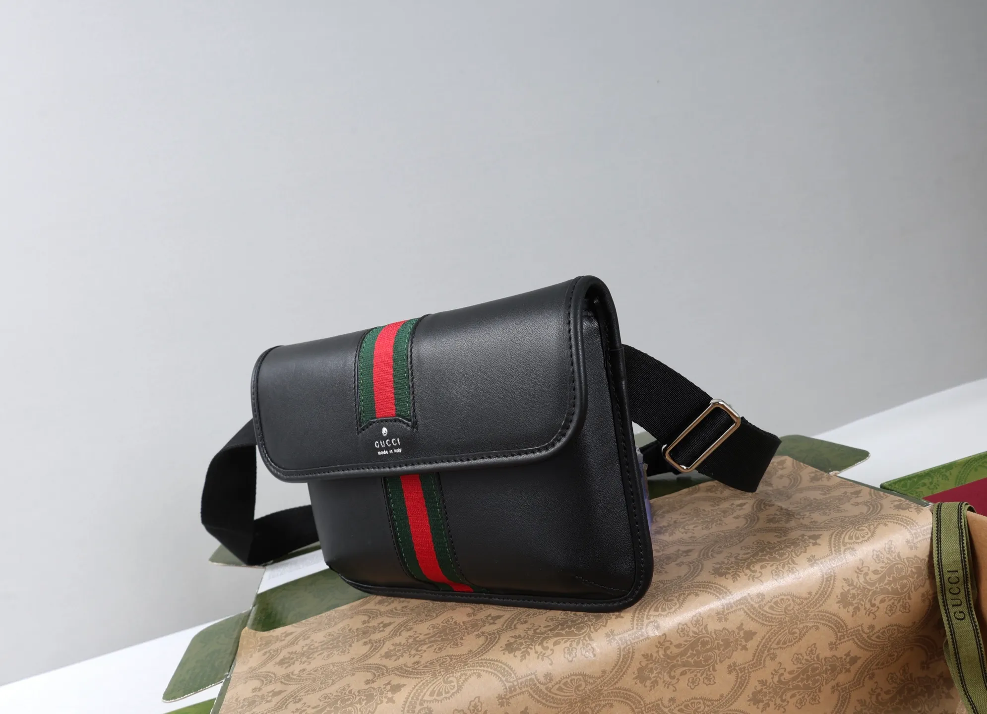 All categories Official website "Brand Women's Bags" Women's Bags 💙 GUCCI 2026 GUCCI new crossbody shoulder bag